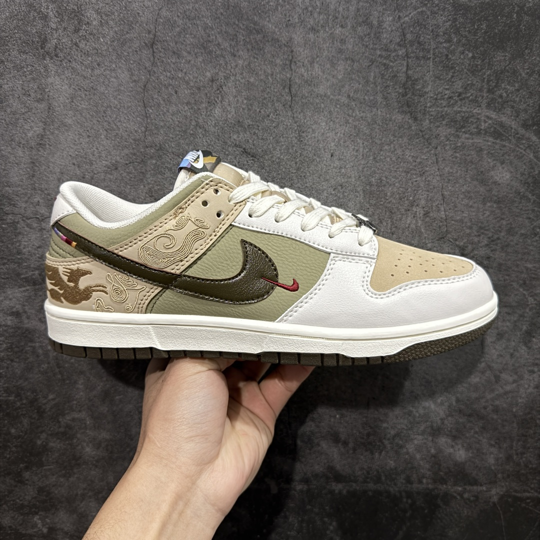【性价比礼盒版】Nike SB Dunk Low“ 马年限定”周年高端定制 低帮休闲板鞋 正确原厂皮质感 礼盒包装 大厂性价比出货 区别市场错版 超高清洁度 皮料切割干净无任何毛边 细节完美 性价比十足 货号:IQ1118-220 尺码: 36 36.5 37.5 38 38.5 39 40 40.5 41 42 42.5 43 44 44.5 45 46 47.5-选品中心