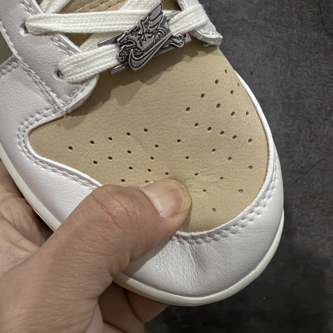 图片[5]-【性价比礼盒版】Nike SB Dunk Low“ 马年限定”周年高端定制 低帮休闲板鞋 正确原厂皮质感 礼盒包装 大厂性价比出货 区别市场错版 超高清洁度 皮料切割干净无任何毛边 细节完美 性价比十足 货号：IQ1118-220 尺码： 36 36.5 37.5 38 38.5 39 40 40.5 41 42 42.5 43 44 44.5 45 46 47.5-选品中心