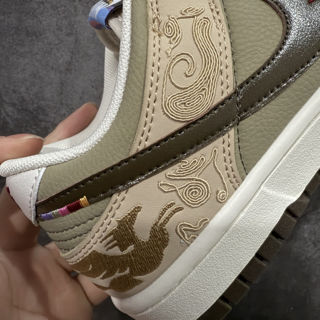 图片[3]-【性价比礼盒版】Nike SB Dunk Low“ 马年限定”周年高端定制 低帮休闲板鞋 正确原厂皮质感 礼盒包装 大厂性价比出货 区别市场错版 超高清洁度 皮料切割干净无任何毛边 细节完美 性价比十足 货号：IQ1118-220 尺码： 36 36.5 37.5 38 38.5 39 40 40.5 41 42 42.5 43 44 44.5 45 46 47.5-选品中心