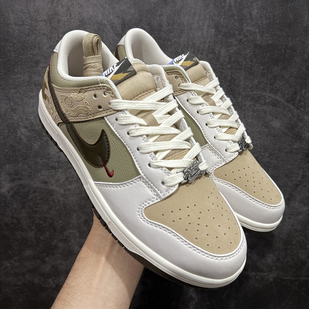 【性价比礼盒版】Nike SB Dunk Low“ 马年限定”周年高端定制 低帮休闲板鞋 正确原厂皮质感 礼盒包装 大厂性价比出货 区别市场错版 超高清洁度 皮料切割干净无任何毛边 细节完美 性价比十足 货号：IQ1118-220 尺码： 36 36.5 37.5 38 38.5 39 40 40.5 41 42 42.5 43 44 44.5 45 46 47.5-选品中心