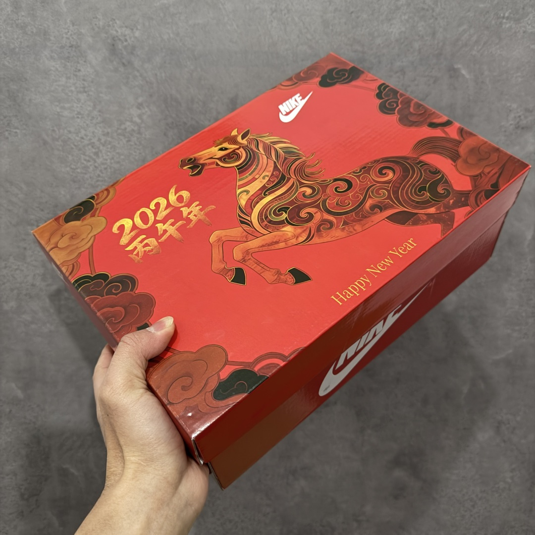 图片[7]-【性价比礼盒版】Nike SB Dunk Low“ 马年限定”周年高端定制 低帮休闲板鞋 正确原厂皮质感 礼盒包装 大厂性价比出货 区别市场错版 超高清洁度 皮料切割干净无任何毛边 细节完美 性价比十足 货号：IQ1118-220 尺码： 36 36.5 37.5 38 38.5 39 40 40.5 41 42 42.5 43 44 44.5 45 46 47.5-选品中心