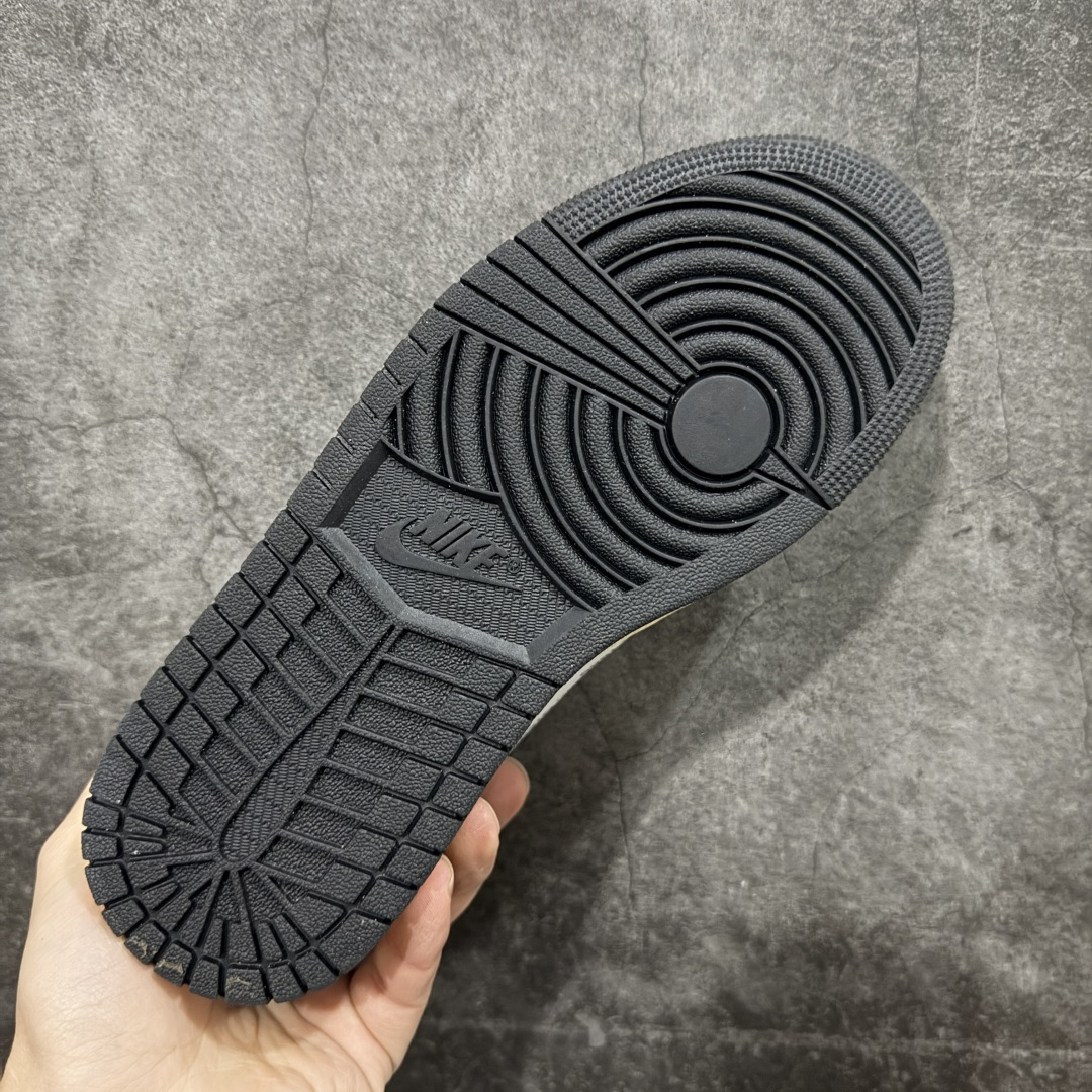 图片[9]-【原厂版】Off White x Union x Air Jordan 1 x Travis Scott AJ1 x TS联名倒钩低帮 XZ6868-006 超级强悍品质 可对比市场各大纯原版本 专业aj大厂出品 对细节的把控毋庸置疑 材料也是用最接近原鞋的头层皮料 所有地方都没有做到减配 原厂鞋楦打造完美鞋型 整体鞋型以及后跟做的弧度做的非常好 鞋带为原厂打蜡鞋带 粗细程度同步原鞋 裁片清洁度到位 无明显瑕疵毛边 免修产品 正确针车 该重针 该有尖角的地方都有做到 鞋价格非常香 转手可闭眼卖高价 到手各位就知道货有多好 绝对秒杀一切同价格货品 尺码：40-47.5-选品中心