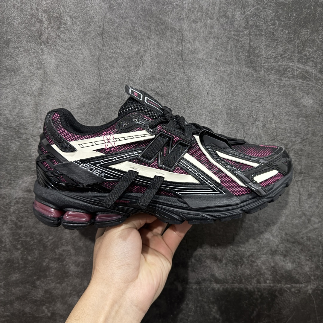【GS纯原】新百伦 New Balance M1906系列 复古运动鞋单品宝藏老爹鞋 U1906AD 高端品质 正确六层组合底 市场唯一防伪蓝光跳码鞋标💪🏻 作为NB最经典的档案鞋型之一,与2002一样,1906有着NB最成熟的技术加持和复古款式,而本次推出的版本参照2002r的定位,相信会在性价两端做出权衡。单从造型上来看,依旧是vibe风格,味道很正,细节也很酷,这双1906r无疑必能打入复古跑鞋爱好者的年度鞋款名录。 尺码:36-45半-选品中心