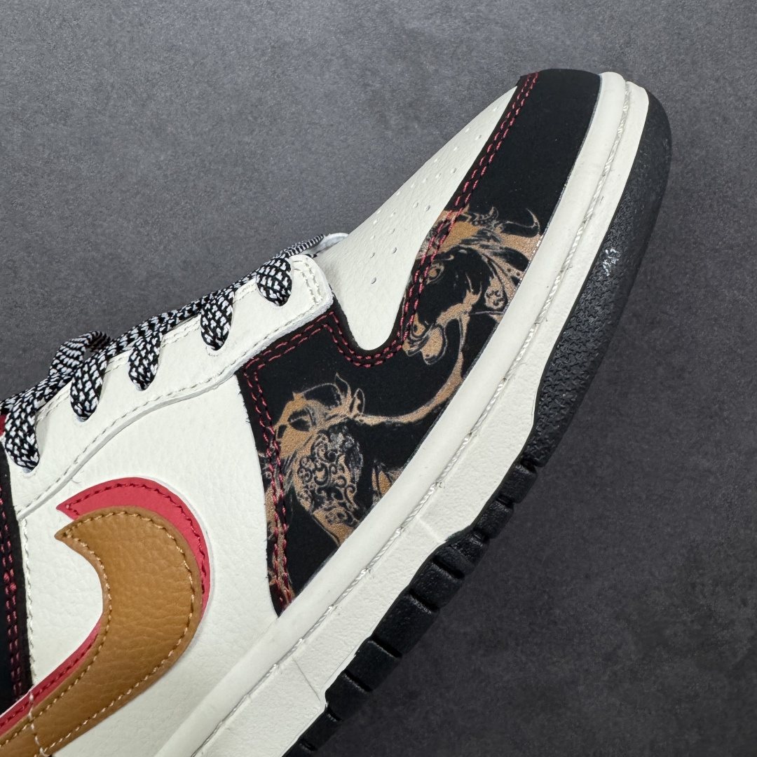 图片[5]-【定制版】红黑生肖， Dunk年味拉满 Nike Dunk Low CX5050-Y62以马年生肖为灵感，把国风年味和街头经典狠狠融合，直接成为新年鞋柜的C位选手🐎鞋身以白黑红为主调，经典的Dunk Low轮廓搭配质感皮质，红色Swoosh边缘缀着金黄线条，瞬间勾勒出新年的喜庆氛围。鞋侧的“马”字书法刺绣、鞋头的国风印章细节，将生肖文化与潮流设计完美碰撞，做旧质感的米白中底搭配黑色外底，复古又不失腔调。不管是新年穿搭的点睛之笔，还是日常街头的个性表达，这双鞋都能轻松hold住。既是Dunk系列的经典延续，也是国风潮流的全新演绎，新年想穿出不一样的街头年味，这双生肖Dunk绝对是不二之选！ 尺码：36 36.5 37.5 38 38.5 39 40 40.5 41 42 42.5 43 44 44.5 45-选品中心