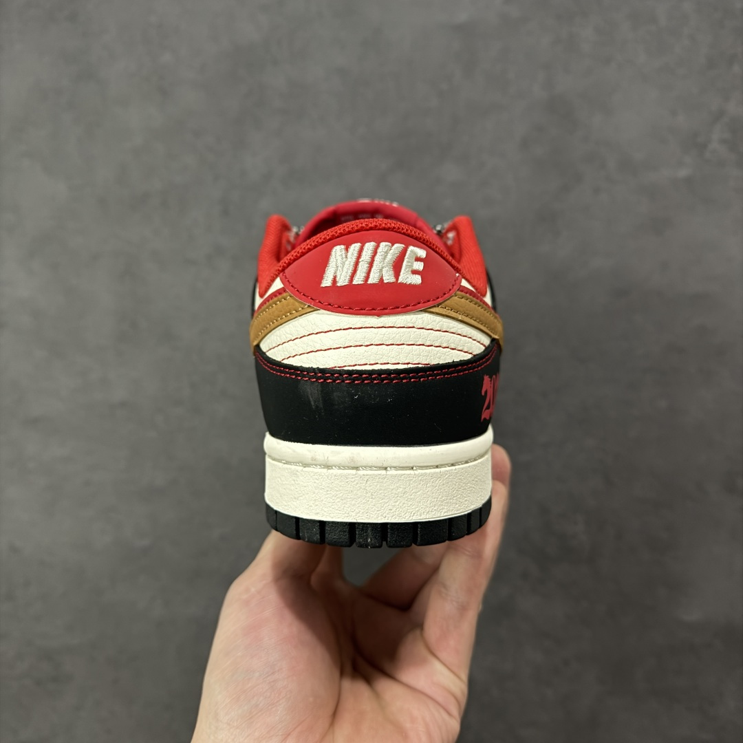 图片[4]-【定制版】红黑生肖， Dunk年味拉满 Nike Dunk Low CX5050-Y62以马年生肖为灵感，把国风年味和街头经典狠狠融合，直接成为新年鞋柜的C位选手🐎鞋身以白黑红为主调，经典的Dunk Low轮廓搭配质感皮质，红色Swoosh边缘缀着金黄线条，瞬间勾勒出新年的喜庆氛围。鞋侧的“马”字书法刺绣、鞋头的国风印章细节，将生肖文化与潮流设计完美碰撞，做旧质感的米白中底搭配黑色外底，复古又不失腔调。不管是新年穿搭的点睛之笔，还是日常街头的个性表达，这双鞋都能轻松hold住。既是Dunk系列的经典延续，也是国风潮流的全新演绎，新年想穿出不一样的街头年味，这双生肖Dunk绝对是不二之选！ 尺码：36 36.5 37.5 38 38.5 39 40 40.5 41 42 42.5 43 44 44.5 45-选品中心