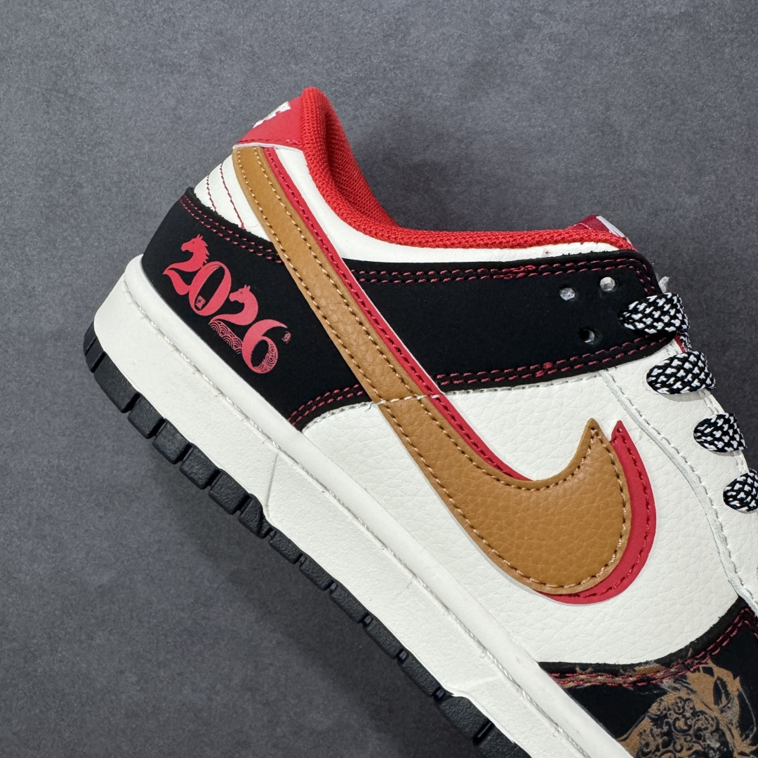 图片[6]-【定制版】红黑生肖， Dunk年味拉满 Nike Dunk Low CX5050-Y62以马年生肖为灵感，把国风年味和街头经典狠狠融合，直接成为新年鞋柜的C位选手🐎鞋身以白黑红为主调，经典的Dunk Low轮廓搭配质感皮质，红色Swoosh边缘缀着金黄线条，瞬间勾勒出新年的喜庆氛围。鞋侧的“马”字书法刺绣、鞋头的国风印章细节，将生肖文化与潮流设计完美碰撞，做旧质感的米白中底搭配黑色外底，复古又不失腔调。不管是新年穿搭的点睛之笔，还是日常街头的个性表达，这双鞋都能轻松hold住。既是Dunk系列的经典延续，也是国风潮流的全新演绎，新年想穿出不一样的街头年味，这双生肖Dunk绝对是不二之选！ 尺码：36 36.5 37.5 38 38.5 39 40 40.5 41 42 42.5 43 44 44.5 45-选品中心