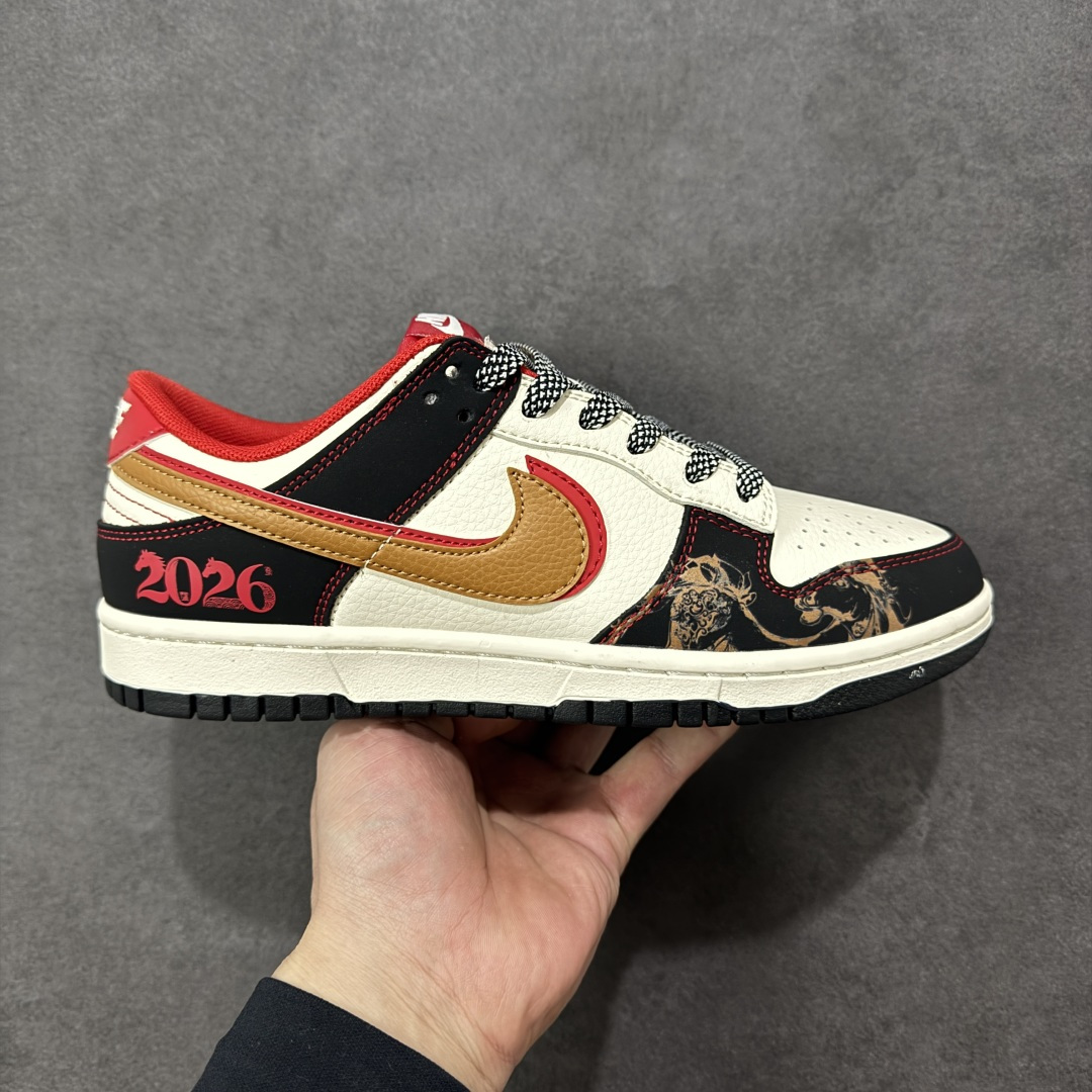【定制版】红黑生肖, Dunk年味拉满 Nike Dunk Low CX5050-Y62以马年生肖为灵感,把国风年味和街头经典狠狠融合,直接成为新年鞋柜的C位选手🐎鞋身以白黑红为主调,经典的Dunk Low轮廓搭配质感皮质,红色Swoosh边缘缀着金黄线条,瞬间勾勒出新年的喜庆氛围。鞋侧的“马”字书法刺绣、鞋头的国风印章细节,将生肖文化与潮流设计完美碰撞,做旧质感的米白中底搭配黑色外底,复古又不失腔调。不管是新年穿搭的点睛之笔,还是日常街头的个性表达,这双鞋都能轻松hold住。既是Dunk系列的经典延续,也是国风潮流的全新演绎,新年想穿出不一样的街头年味,这双生肖Dunk绝对是不二之选! 尺码:36 36.5 37.5 38 38.5 39 40 40.5 41 42 42.5 43 44 44.5 45-选品中心