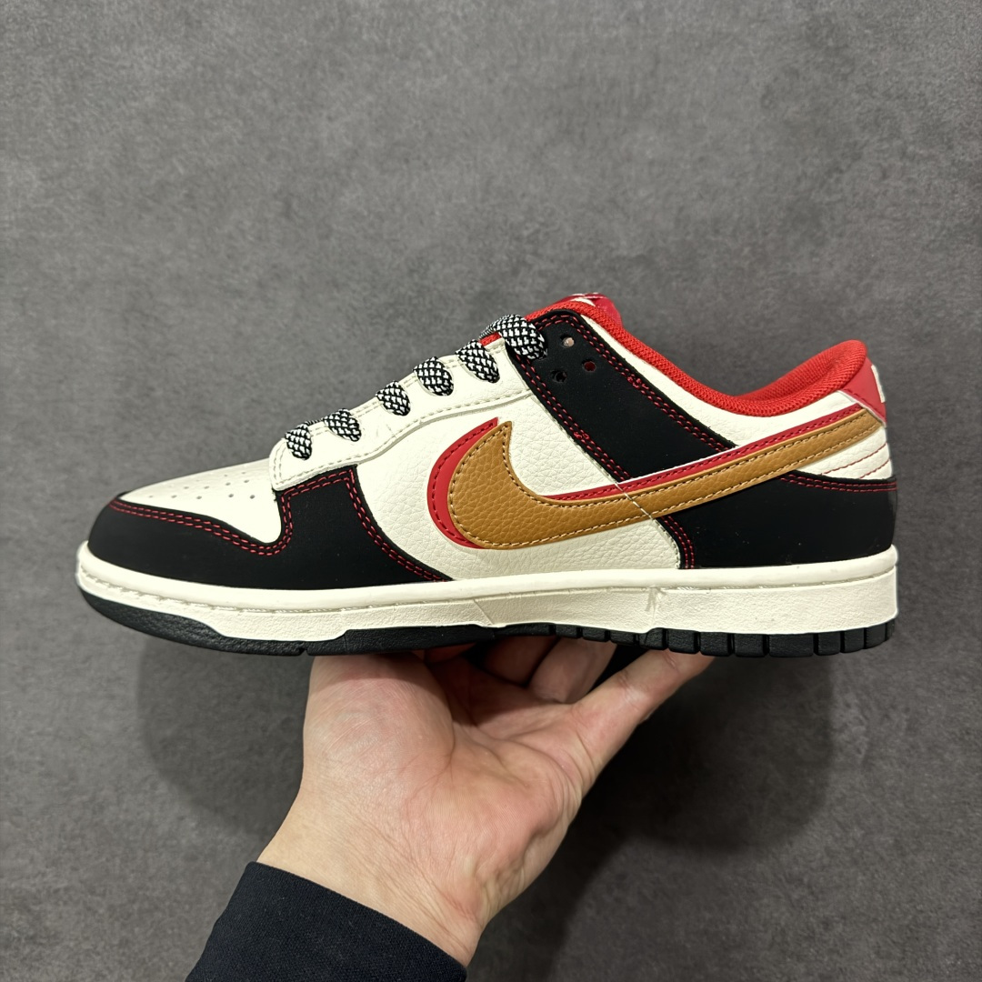 图片[2]-【定制版】红黑生肖， Dunk年味拉满 Nike Dunk Low CX5050-Y62以马年生肖为灵感，把国风年味和街头经典狠狠融合，直接成为新年鞋柜的C位选手🐎鞋身以白黑红为主调，经典的Dunk Low轮廓搭配质感皮质，红色Swoosh边缘缀着金黄线条，瞬间勾勒出新年的喜庆氛围。鞋侧的“马”字书法刺绣、鞋头的国风印章细节，将生肖文化与潮流设计完美碰撞，做旧质感的米白中底搭配黑色外底，复古又不失腔调。不管是新年穿搭的点睛之笔，还是日常街头的个性表达，这双鞋都能轻松hold住。既是Dunk系列的经典延续，也是国风潮流的全新演绎，新年想穿出不一样的街头年味，这双生肖Dunk绝对是不二之选！ 尺码：36 36.5 37.5 38 38.5 39 40 40.5 41 42 42.5 43 44 44.5 45-选品中心