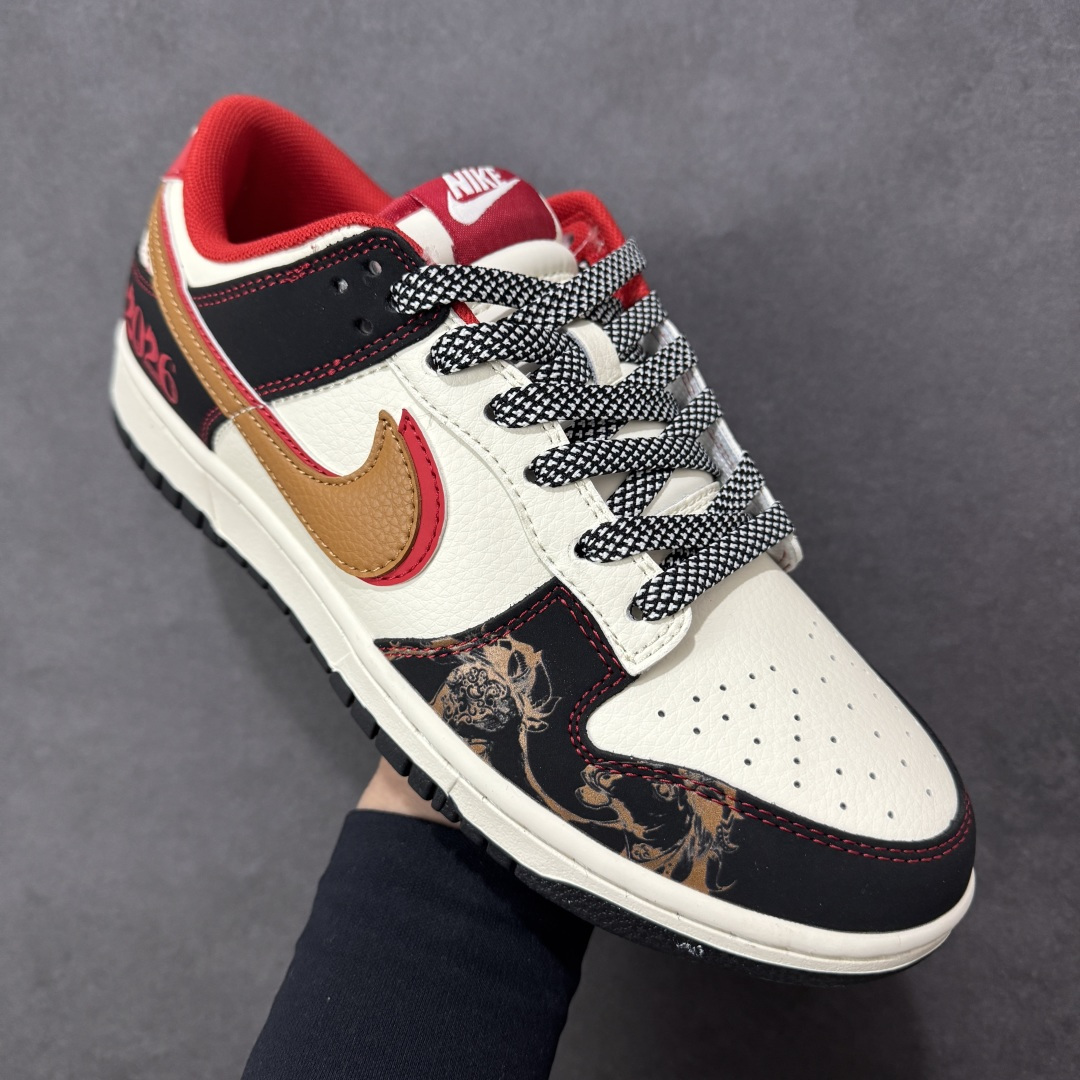 图片[3]-【定制版】红黑生肖， Dunk年味拉满 Nike Dunk Low CX5050-Y62以马年生肖为灵感，把国风年味和街头经典狠狠融合，直接成为新年鞋柜的C位选手🐎鞋身以白黑红为主调，经典的Dunk Low轮廓搭配质感皮质，红色Swoosh边缘缀着金黄线条，瞬间勾勒出新年的喜庆氛围。鞋侧的“马”字书法刺绣、鞋头的国风印章细节，将生肖文化与潮流设计完美碰撞，做旧质感的米白中底搭配黑色外底，复古又不失腔调。不管是新年穿搭的点睛之笔，还是日常街头的个性表达，这双鞋都能轻松hold住。既是Dunk系列的经典延续，也是国风潮流的全新演绎，新年想穿出不一样的街头年味，这双生肖Dunk绝对是不二之选！ 尺码：36 36.5 37.5 38 38.5 39 40 40.5 41 42 42.5 43 44 44.5 45-选品中心