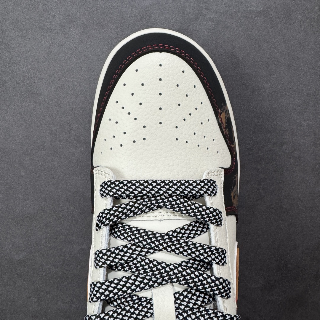 图片[8]-【定制版】红黑生肖， Dunk年味拉满 Nike Dunk Low CX5050-Y62以马年生肖为灵感，把国风年味和街头经典狠狠融合，直接成为新年鞋柜的C位选手🐎鞋身以白黑红为主调，经典的Dunk Low轮廓搭配质感皮质，红色Swoosh边缘缀着金黄线条，瞬间勾勒出新年的喜庆氛围。鞋侧的“马”字书法刺绣、鞋头的国风印章细节，将生肖文化与潮流设计完美碰撞，做旧质感的米白中底搭配黑色外底，复古又不失腔调。不管是新年穿搭的点睛之笔，还是日常街头的个性表达，这双鞋都能轻松hold住。既是Dunk系列的经典延续，也是国风潮流的全新演绎，新年想穿出不一样的街头年味，这双生肖Dunk绝对是不二之选！ 尺码：36 36.5 37.5 38 38.5 39 40 40.5 41 42 42.5 43 44 44.5 45-选品中心