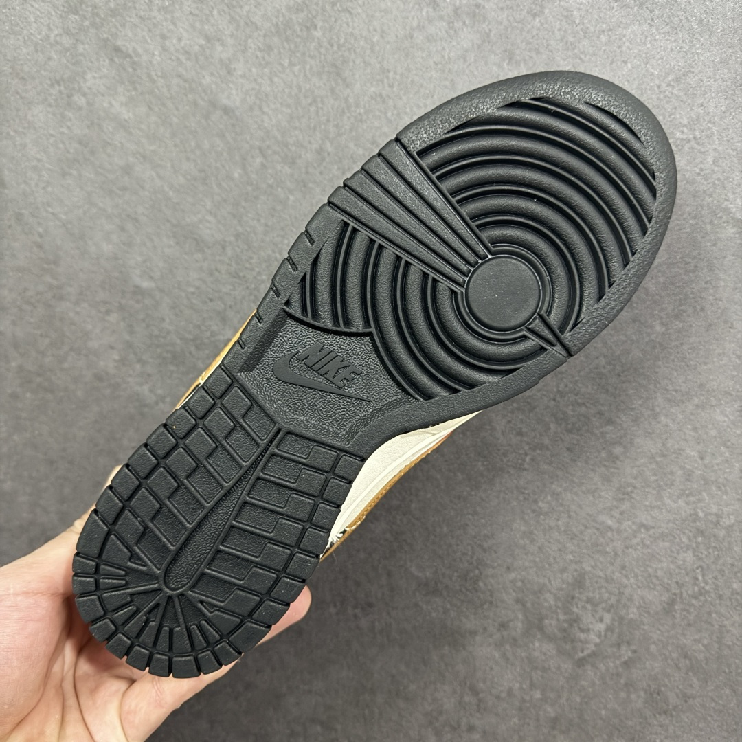 图片[9]-【定制版】红黑生肖， Dunk年味拉满 Nike Dunk Low CX5050-Y62以马年生肖为灵感，把国风年味和街头经典狠狠融合，直接成为新年鞋柜的C位选手🐎鞋身以白黑红为主调，经典的Dunk Low轮廓搭配质感皮质，红色Swoosh边缘缀着金黄线条，瞬间勾勒出新年的喜庆氛围。鞋侧的“马”字书法刺绣、鞋头的国风印章细节，将生肖文化与潮流设计完美碰撞，做旧质感的米白中底搭配黑色外底，复古又不失腔调。不管是新年穿搭的点睛之笔，还是日常街头的个性表达，这双鞋都能轻松hold住。既是Dunk系列的经典延续，也是国风潮流的全新演绎，新年想穿出不一样的街头年味，这双生肖Dunk绝对是不二之选！ 尺码：36 36.5 37.5 38 38.5 39 40 40.5 41 42 42.5 43 44 44.5 45-选品中心