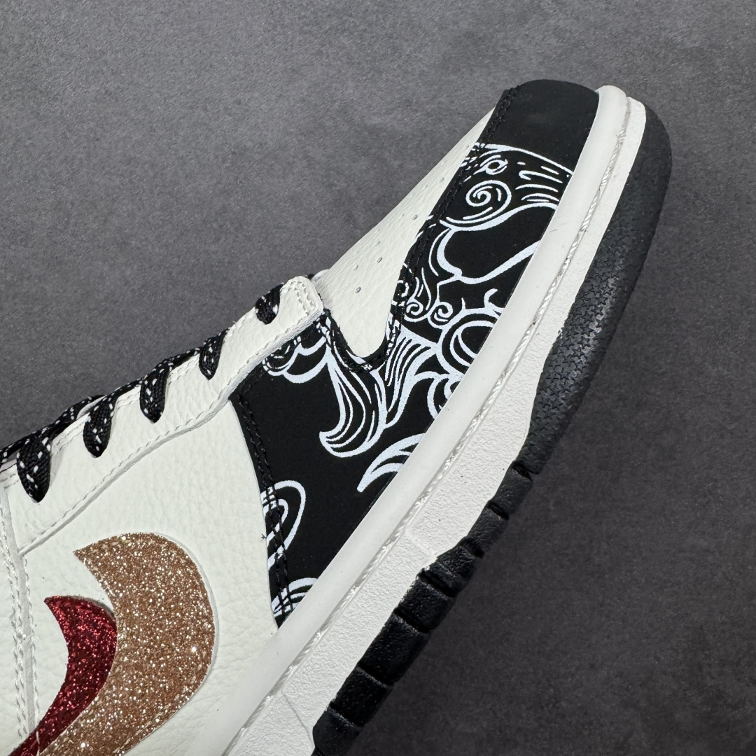 图片[5]-【定制版】Nike SB Dunk Low 马年激光刺绣经典黑白+华丽红金双勾，再点缀以独特的佩斯利花纹，这双Dunk Low宛如一件行走的艺术品。它将街头的不羁与复古的优雅巧妙交织，每一步都踏出别具一格的潮流态度，是鞋柜中不可或缺的吸睛存在。 货号： XD6188-052 尺码：36 36.5 37.5 38 38.5 39 40 40.5 41 42 42.5 43 44 44.5 45-选品中心