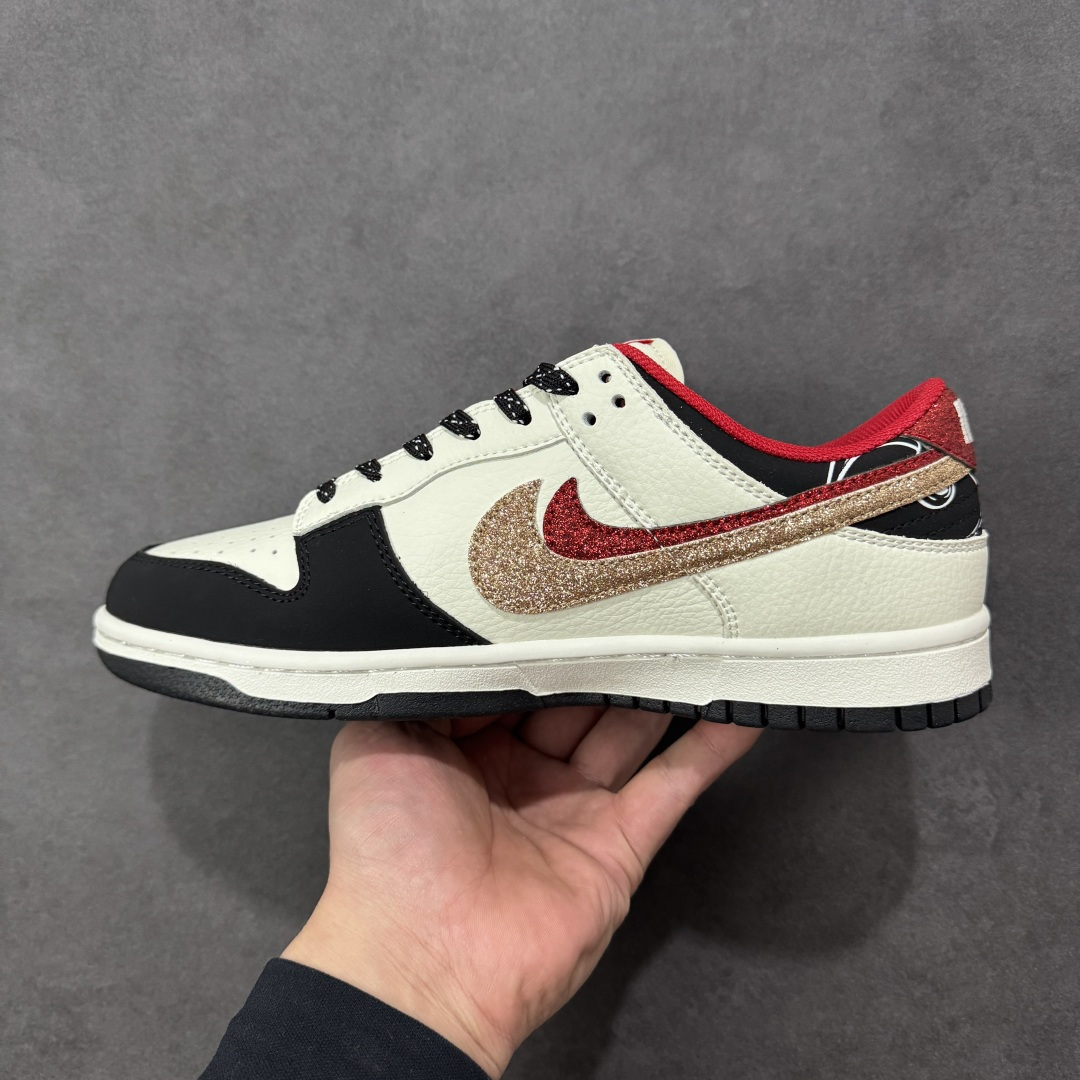 图片[2]-【定制版】Nike SB Dunk Low 马年激光刺绣经典黑白+华丽红金双勾，再点缀以独特的佩斯利花纹，这双Dunk Low宛如一件行走的艺术品。它将街头的不羁与复古的优雅巧妙交织，每一步都踏出别具一格的潮流态度，是鞋柜中不可或缺的吸睛存在。 货号： XD6188-052 尺码：36 36.5 37.5 38 38.5 39 40 40.5 41 42 42.5 43 44 44.5 45-选品中心