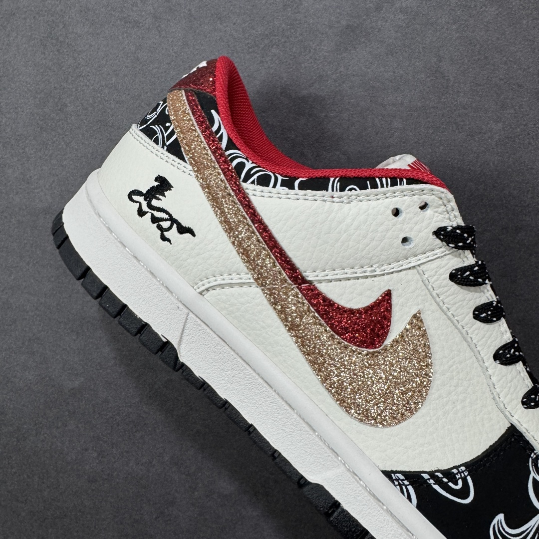 图片[6]-【定制版】Nike SB Dunk Low 马年激光刺绣经典黑白+华丽红金双勾，再点缀以独特的佩斯利花纹，这双Dunk Low宛如一件行走的艺术品。它将街头的不羁与复古的优雅巧妙交织，每一步都踏出别具一格的潮流态度，是鞋柜中不可或缺的吸睛存在。 货号： XD6188-052 尺码：36 36.5 37.5 38 38.5 39 40 40.5 41 42 42.5 43 44 44.5 45-选品中心
