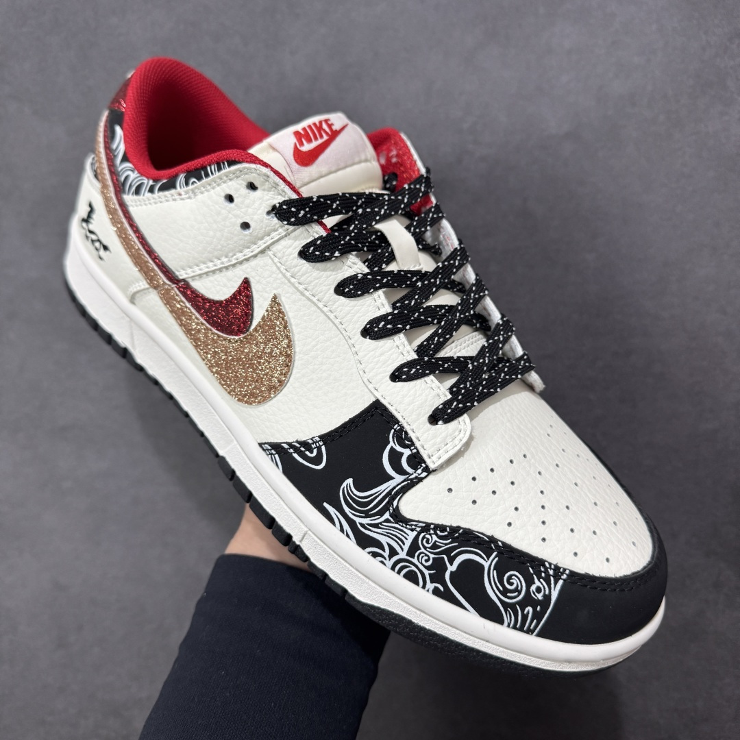 图片[3]-【定制版】Nike SB Dunk Low 马年激光刺绣经典黑白+华丽红金双勾，再点缀以独特的佩斯利花纹，这双Dunk Low宛如一件行走的艺术品。它将街头的不羁与复古的优雅巧妙交织，每一步都踏出别具一格的潮流态度，是鞋柜中不可或缺的吸睛存在。 货号： XD6188-052 尺码：36 36.5 37.5 38 38.5 39 40 40.5 41 42 42.5 43 44 44.5 45-选品中心
