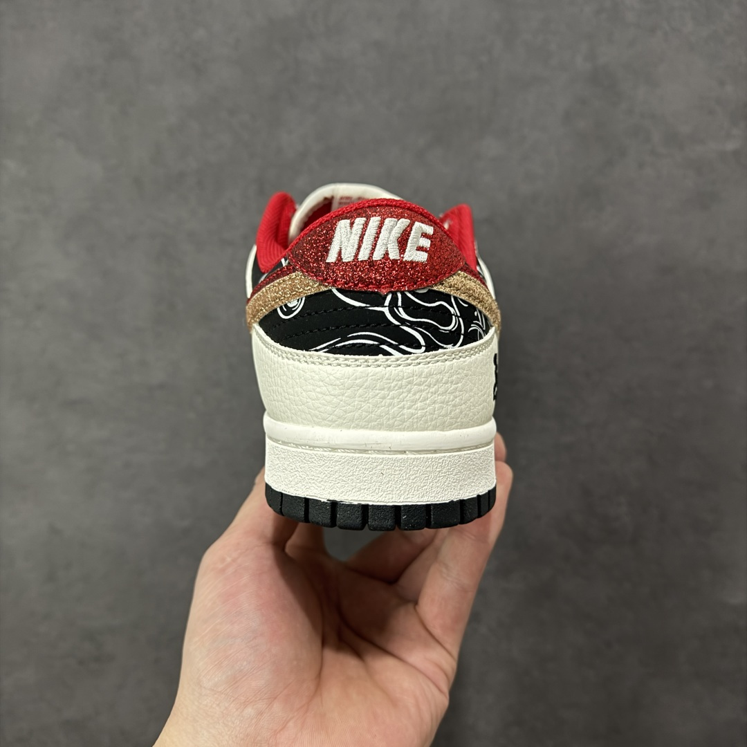 图片[4]-【定制版】Nike SB Dunk Low 马年激光刺绣经典黑白+华丽红金双勾，再点缀以独特的佩斯利花纹，这双Dunk Low宛如一件行走的艺术品。它将街头的不羁与复古的优雅巧妙交织，每一步都踏出别具一格的潮流态度，是鞋柜中不可或缺的吸睛存在。 货号： XD6188-052 尺码：36 36.5 37.5 38 38.5 39 40 40.5 41 42 42.5 43 44 44.5 45-选品中心