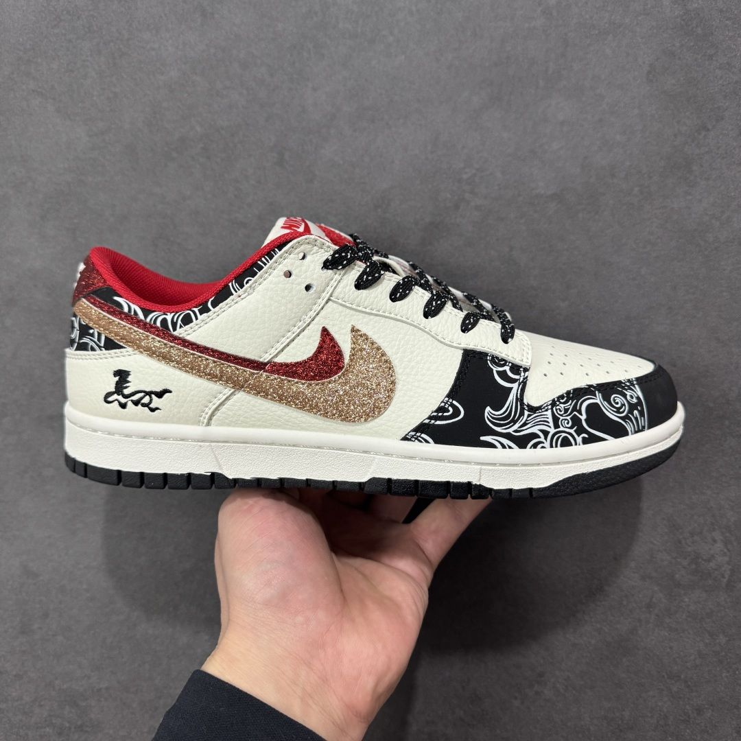 【定制版】Nike SB Dunk Low 马年激光刺绣经典黑白+华丽红金双勾，再点缀以独特的佩斯利花纹，这双Dunk Low宛如一件行走的艺术品。它将街头的不羁与复古的优雅巧妙交织，每一步都踏出别具一格的潮流态度，是鞋柜中不可或缺的吸睛存在。 货号： XD6188-052 尺码：36 36.5 37.5 38 38.5 39 40 40.5 41 42 42.5 43 44 44.5 45-选品中心