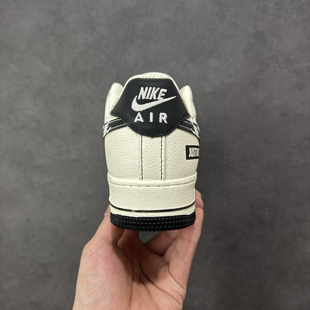 图片[4]-【定制版】Air Force 1 经典AF1纯白鞋型化身潮流画布，小雏菊涂鸦搭配「JUST DO IT」标语瞬间拉满街头腔调！黑白撞色融合做旧纹理设计，金属挂饰更添细节质感，专属编号敲定独一属性。头层牛皮材质兼顾脚感与耐穿度，小众定制款彻底告别撞款，不管是日常出街还是潮流收藏，都是潮人彰显个性的硬核选择！ 货号：XY2025-003 尺码：36 36.5 37.5 38 38.5 39 40 40.5 41 42 42.5 43 44 44.5 45-选品中心