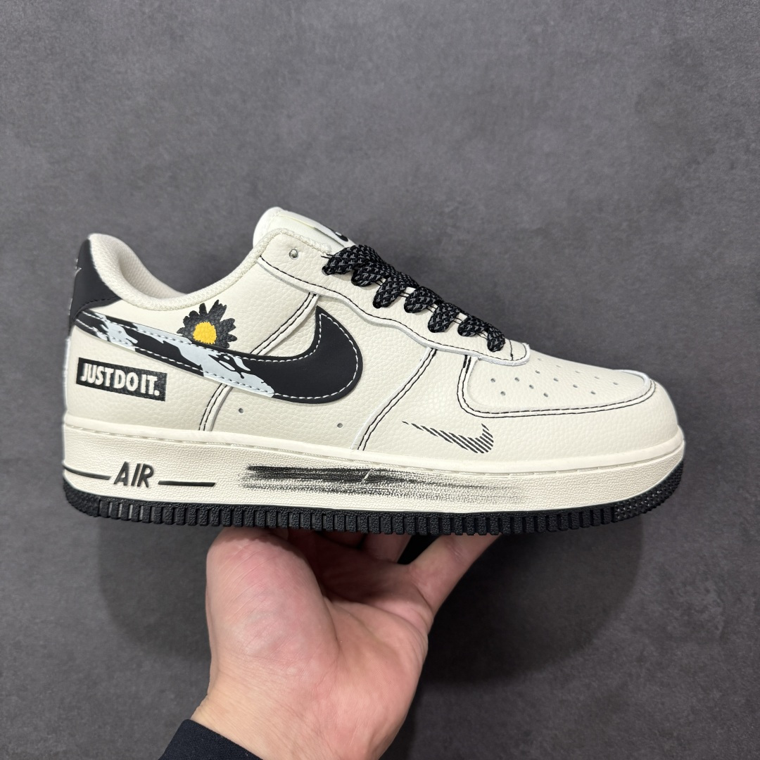 【定制版】Air Force 1 经典AF1纯白鞋型化身潮流画布，小雏菊涂鸦搭配「JUST DO IT」标语瞬间拉满街头腔调！黑白撞色融合做旧纹理设计，金属挂饰更添细节质感，专属编号敲定独一属性。头层牛皮材质兼顾脚感与耐穿度，小众定制款彻底告别撞款，不管是日常出街还是潮流收藏，都是潮人彰显个性的硬核选择！ 货号：XY2025-003 尺码：36 36.5 37.5 38 38.5 39 40 40.5 41 42 42.5 43 44 44.5 45-选品中心