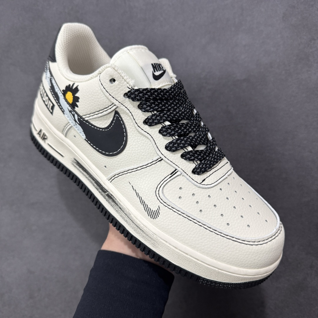 图片[3]-【定制版】Air Force 1 经典AF1纯白鞋型化身潮流画布，小雏菊涂鸦搭配「JUST DO IT」标语瞬间拉满街头腔调！黑白撞色融合做旧纹理设计，金属挂饰更添细节质感，专属编号敲定独一属性。头层牛皮材质兼顾脚感与耐穿度，小众定制款彻底告别撞款，不管是日常出街还是潮流收藏，都是潮人彰显个性的硬核选择！ 货号：XY2025-003 尺码：36 36.5 37.5 38 38.5 39 40 40.5 41 42 42.5 43 44 44.5 45-选品中心