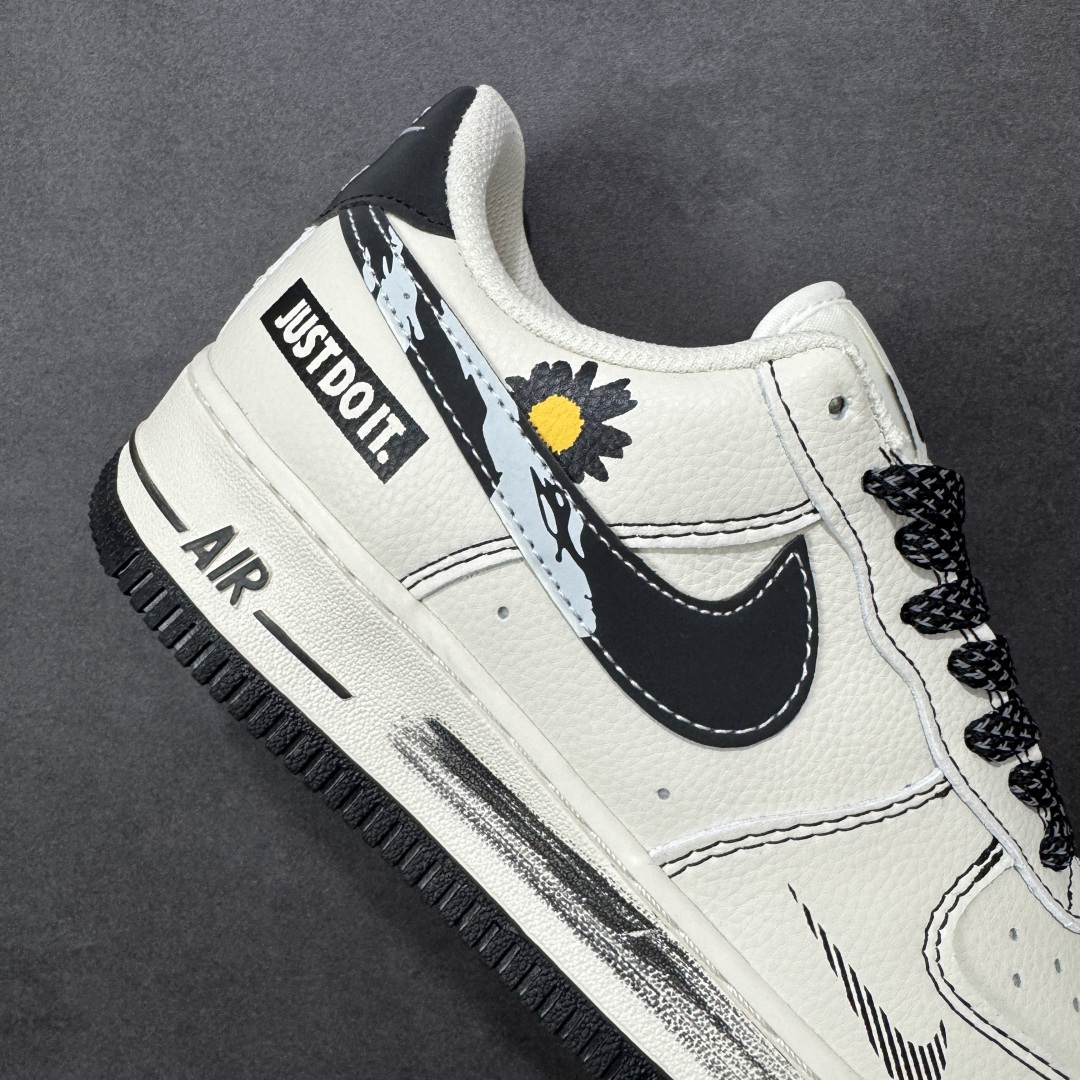 图片[6]-【定制版】Air Force 1 经典AF1纯白鞋型化身潮流画布，小雏菊涂鸦搭配「JUST DO IT」标语瞬间拉满街头腔调！黑白撞色融合做旧纹理设计，金属挂饰更添细节质感，专属编号敲定独一属性。头层牛皮材质兼顾脚感与耐穿度，小众定制款彻底告别撞款，不管是日常出街还是潮流收藏，都是潮人彰显个性的硬核选择！ 货号：XY2025-003 尺码：36 36.5 37.5 38 38.5 39 40 40.5 41 42 42.5 43 44 44.5 45-选品中心
