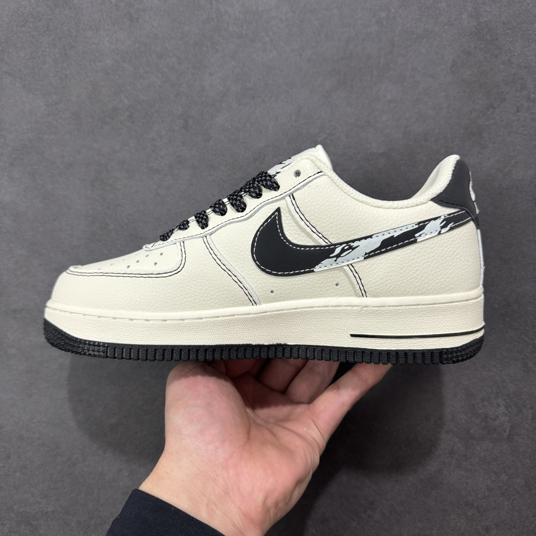 图片[2]-【定制版】Air Force 1 经典AF1纯白鞋型化身潮流画布，小雏菊涂鸦搭配「JUST DO IT」标语瞬间拉满街头腔调！黑白撞色融合做旧纹理设计，金属挂饰更添细节质感，专属编号敲定独一属性。头层牛皮材质兼顾脚感与耐穿度，小众定制款彻底告别撞款，不管是日常出街还是潮流收藏，都是潮人彰显个性的硬核选择！ 货号：XY2025-003 尺码：36 36.5 37.5 38 38.5 39 40 40.5 41 42 42.5 43 44 44.5 45-选品中心