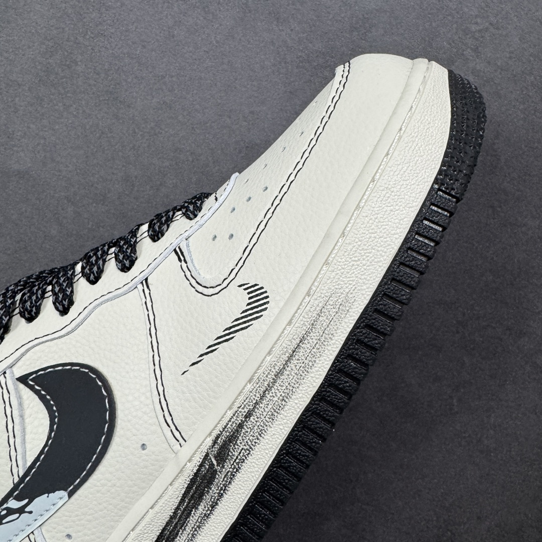 图片[5]-【定制版】Air Force 1 经典AF1纯白鞋型化身潮流画布，小雏菊涂鸦搭配「JUST DO IT」标语瞬间拉满街头腔调！黑白撞色融合做旧纹理设计，金属挂饰更添细节质感，专属编号敲定独一属性。头层牛皮材质兼顾脚感与耐穿度，小众定制款彻底告别撞款，不管是日常出街还是潮流收藏，都是潮人彰显个性的硬核选择！ 货号：XY2025-003 尺码：36 36.5 37.5 38 38.5 39 40 40.5 41 42 42.5 43 44 44.5 45-选品中心