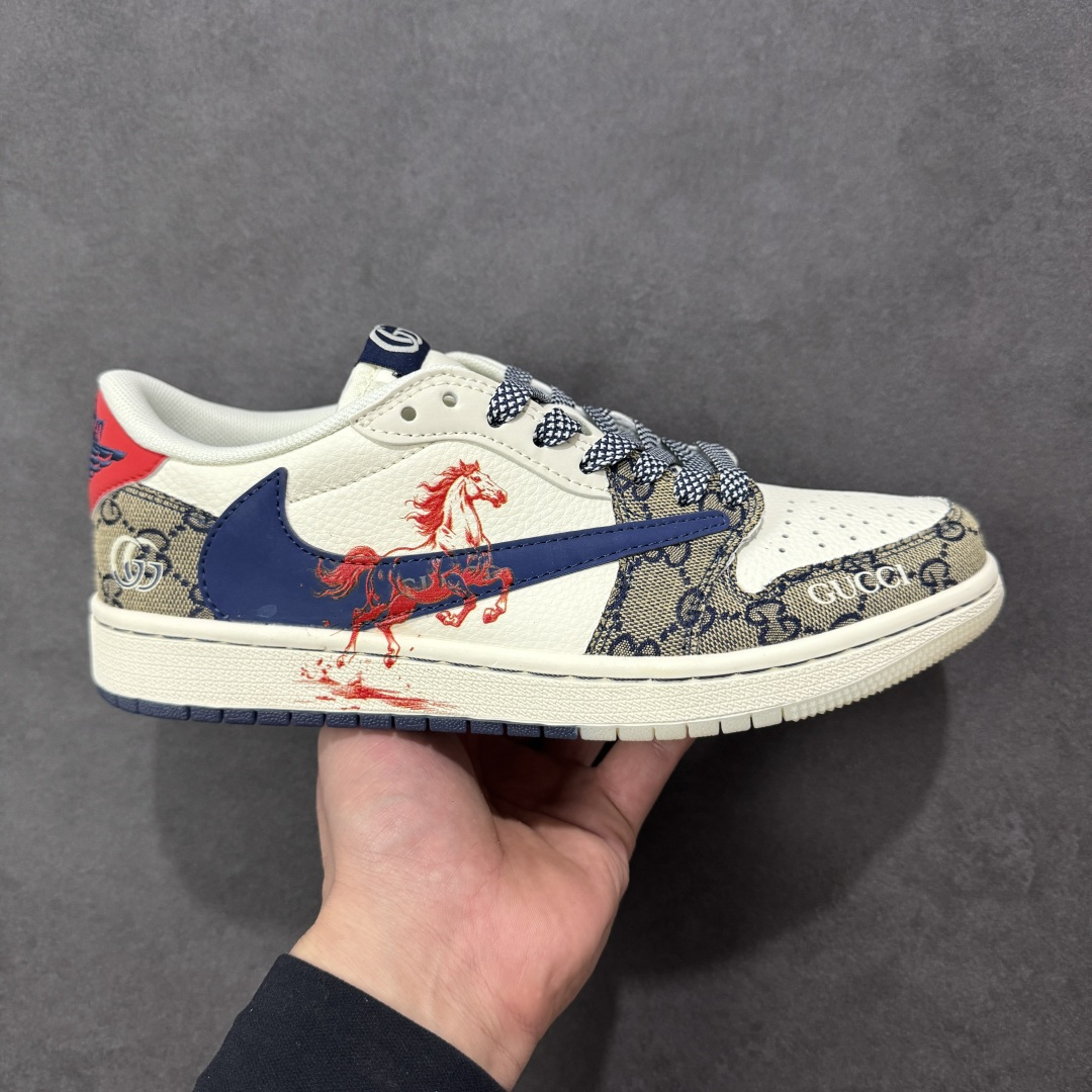 【定制版】Air Jordan 1 经典AJ1低帮鞋型碰撞Gucci老花拼接，复古奢潮风瞬间拉满！鞋身红马涂鸦呼应2026马年主题，红蓝撞色搭配亮眼红绸配饰更具视觉张力，敲定稀缺属性。头层牛皮与老花面料拼接兼顾质感与个性，小众定制款彻底告别撞款，不管是收藏摆柜还是街头炸街，都是潮咖彰显品味的不二之选！ 货号：FF2026-118 尺码：36 36.5 37.5 38 38.5 39 40 40.5 41 42 42.5 43 44 44.5 45 编码：HXSB330340-选品中心