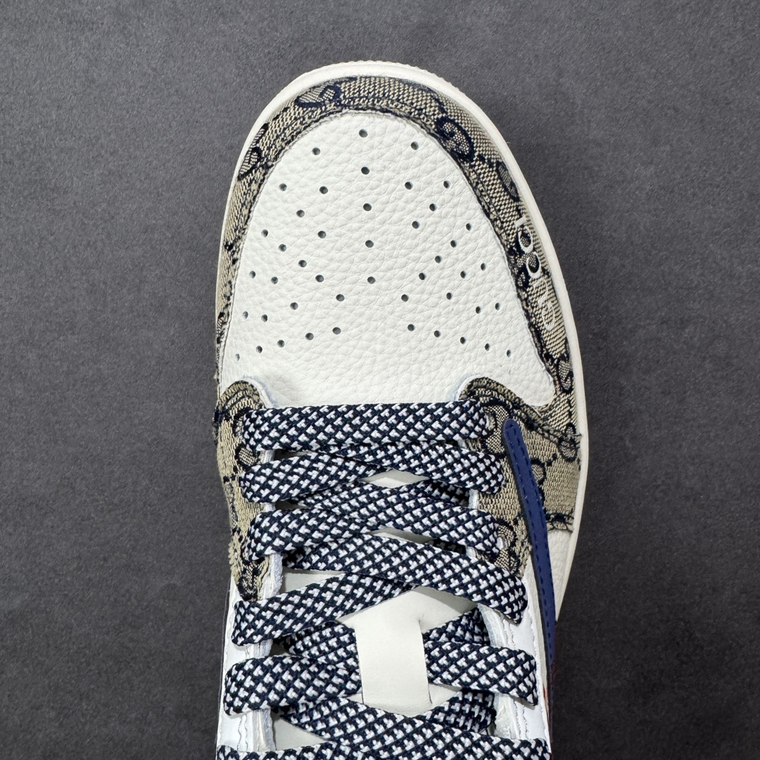 图片[8]-【定制版】Air Jordan 1 经典AJ1低帮鞋型碰撞Gucci老花拼接，复古奢潮风瞬间拉满！鞋身红马涂鸦呼应2026马年主题，红蓝撞色搭配亮眼红绸配饰更具视觉张力，敲定稀缺属性。头层牛皮与老花面料拼接兼顾质感与个性，小众定制款彻底告别撞款，不管是收藏摆柜还是街头炸街，都是潮咖彰显品味的不二之选！ 货号：FF2026-118 尺码：36 36.5 37.5 38 38.5 39 40 40.5 41 42 42.5 43 44 44.5 45 编码：HXSB330340-选品中心