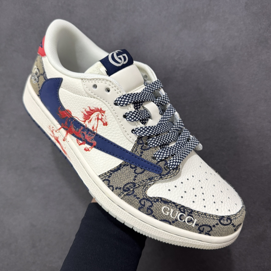 图片[3]-【定制版】Air Jordan 1 经典AJ1低帮鞋型碰撞Gucci老花拼接，复古奢潮风瞬间拉满！鞋身红马涂鸦呼应2026马年主题，红蓝撞色搭配亮眼红绸配饰更具视觉张力，敲定稀缺属性。头层牛皮与老花面料拼接兼顾质感与个性，小众定制款彻底告别撞款，不管是收藏摆柜还是街头炸街，都是潮咖彰显品味的不二之选！ 货号：FF2026-118 尺码：36 36.5 37.5 38 38.5 39 40 40.5 41 42 42.5 43 44 44.5 45 编码：HXSB330340-选品中心
