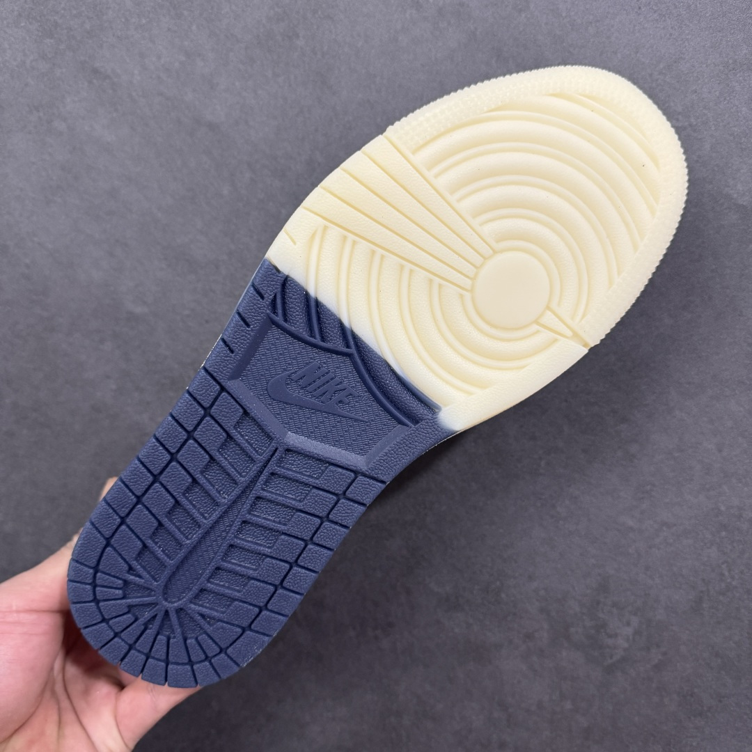 图片[9]-【定制版】Air Jordan 1 经典AJ1低帮鞋型碰撞Gucci老花拼接，复古奢潮风瞬间拉满！鞋身红马涂鸦呼应2026马年主题，红蓝撞色搭配亮眼红绸配饰更具视觉张力，敲定稀缺属性。头层牛皮与老花面料拼接兼顾质感与个性，小众定制款彻底告别撞款，不管是收藏摆柜还是街头炸街，都是潮咖彰显品味的不二之选！ 货号：FF2026-118 尺码：36 36.5 37.5 38 38.5 39 40 40.5 41 42 42.5 43 44 44.5 45 编码：HXSB330340-选品中心