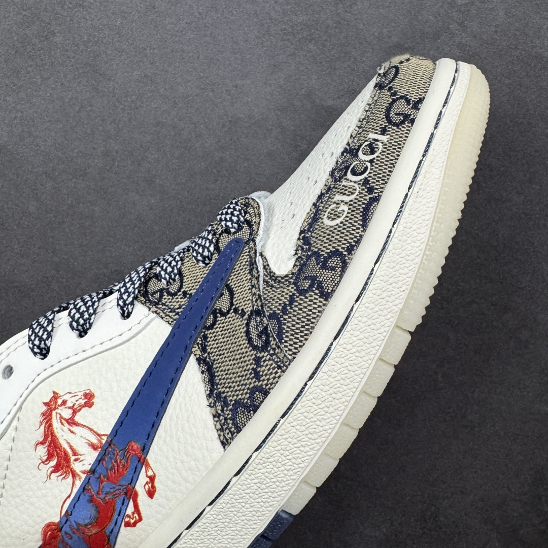 图片[5]-【定制版】Air Jordan 1 经典AJ1低帮鞋型碰撞Gucci老花拼接，复古奢潮风瞬间拉满！鞋身红马涂鸦呼应2026马年主题，红蓝撞色搭配亮眼红绸配饰更具视觉张力，敲定稀缺属性。头层牛皮与老花面料拼接兼顾质感与个性，小众定制款彻底告别撞款，不管是收藏摆柜还是街头炸街，都是潮咖彰显品味的不二之选！ 货号：FF2026-118 尺码：36 36.5 37.5 38 38.5 39 40 40.5 41 42 42.5 43 44 44.5 45 编码：HXSB330340-选品中心