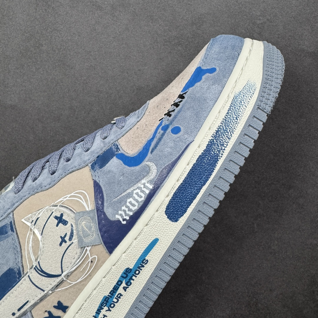 图片[5]-【定制版】手绘涂鸦“情绪速写”Nike Air Force 1 “Emotional Sketch”空军一号定制板鞋 以雾灰为底、浅蓝作笔，这双 “情绪速写” 像把随性的手绘脚上。鞋身的笑脸涂鸦、“DEAD” 字样混着泼墨渍迹，是青春情绪的直白速写；鞋带处的卡通挂坠又添了几分反差萌，中底的 “AIR” 标识与 “YOU INSPIRED US” 字样，让随性里藏着细碎的温柔 货号：CD1212-111 尺码： 36 36.5 37.5 38 38.5 39 40 40.5 41 42 42.5 43 44 44.5 45 编码：HXSA310320-选品中心