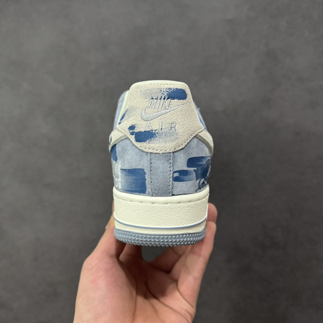 图片[4]-【定制版】手绘涂鸦“情绪速写”Nike Air Force 1 “Emotional Sketch”空军一号定制板鞋 以雾灰为底、浅蓝作笔，这双 “情绪速写” 像把随性的手绘脚上。鞋身的笑脸涂鸦、“DEAD” 字样混着泼墨渍迹，是青春情绪的直白速写；鞋带处的卡通挂坠又添了几分反差萌，中底的 “AIR” 标识与 “YOU INSPIRED US” 字样，让随性里藏着细碎的温柔 货号：CD1212-111 尺码： 36 36.5 37.5 38 38.5 39 40 40.5 41 42 42.5 43 44 44.5 45 编码：HXSA310320-选品中心