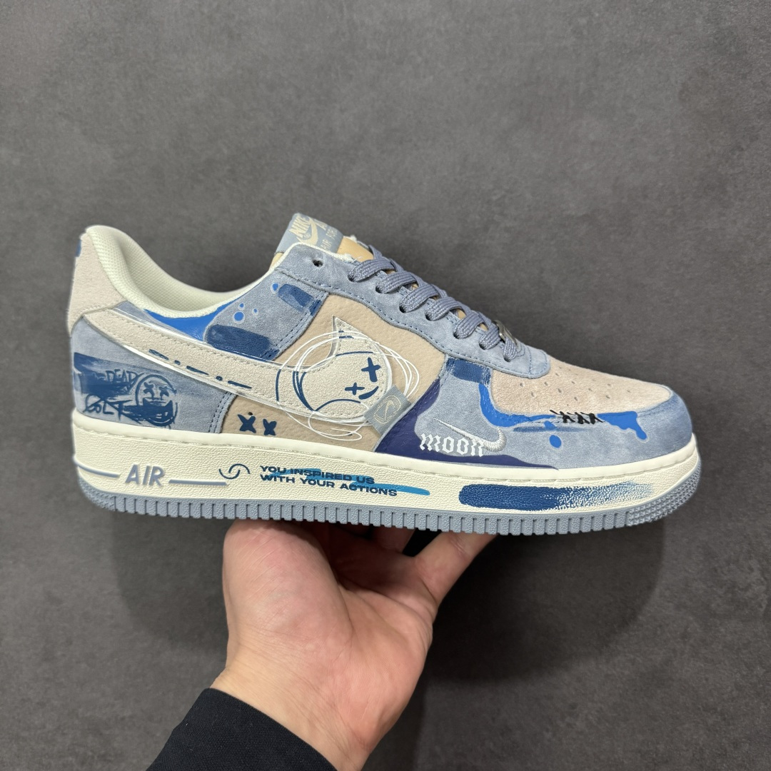 【定制版】手绘涂鸦“情绪速写”Nike Air Force 1 “Emotional Sketch”空军一号定制板鞋 以雾灰为底、浅蓝作笔,这双 “情绪速写” 像把随性的手绘脚上。鞋身的笑脸涂鸦、“DEAD” 字样混着泼墨渍迹,是青春情绪的直白速写;鞋带处的卡通挂坠又添了几分反差萌,中底的 “AIR” 标识与 “YOU INSPIRED US” 字样,让随性里藏着细碎的温柔 货号:CD1212-111 尺码: 36 36.5 37.5 38 38.5 39 40 40.5 41 42 42.5 43 44 44.5 45 编码:HXSA310320-选品中心