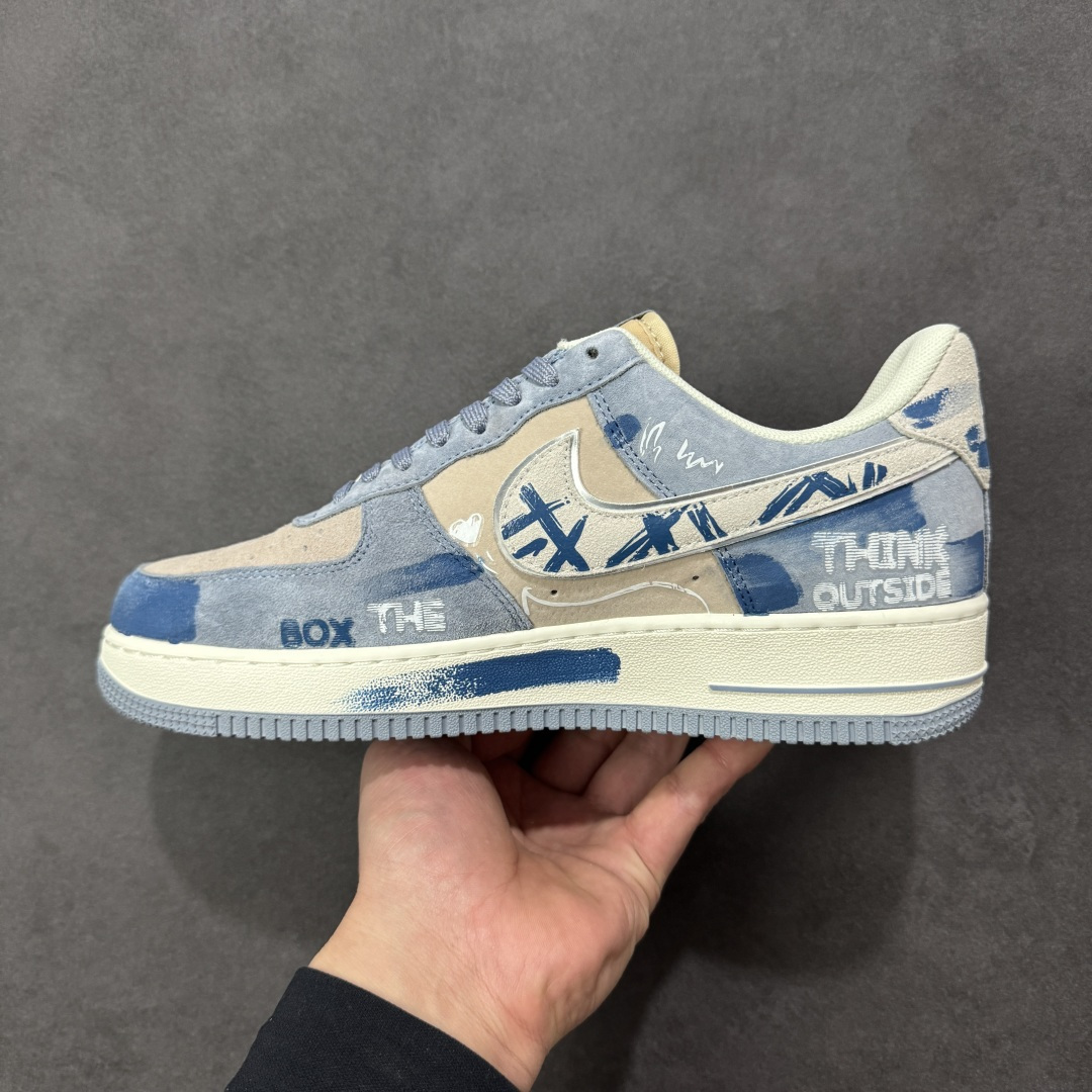 图片[2]-【定制版】手绘涂鸦“情绪速写”Nike Air Force 1 “Emotional Sketch”空军一号定制板鞋 以雾灰为底、浅蓝作笔，这双 “情绪速写” 像把随性的手绘脚上。鞋身的笑脸涂鸦、“DEAD” 字样混着泼墨渍迹，是青春情绪的直白速写；鞋带处的卡通挂坠又添了几分反差萌，中底的 “AIR” 标识与 “YOU INSPIRED US” 字样，让随性里藏着细碎的温柔 货号：CD1212-111 尺码： 36 36.5 37.5 38 38.5 39 40 40.5 41 42 42.5 43 44 44.5 45 编码：HXSA310320-选品中心