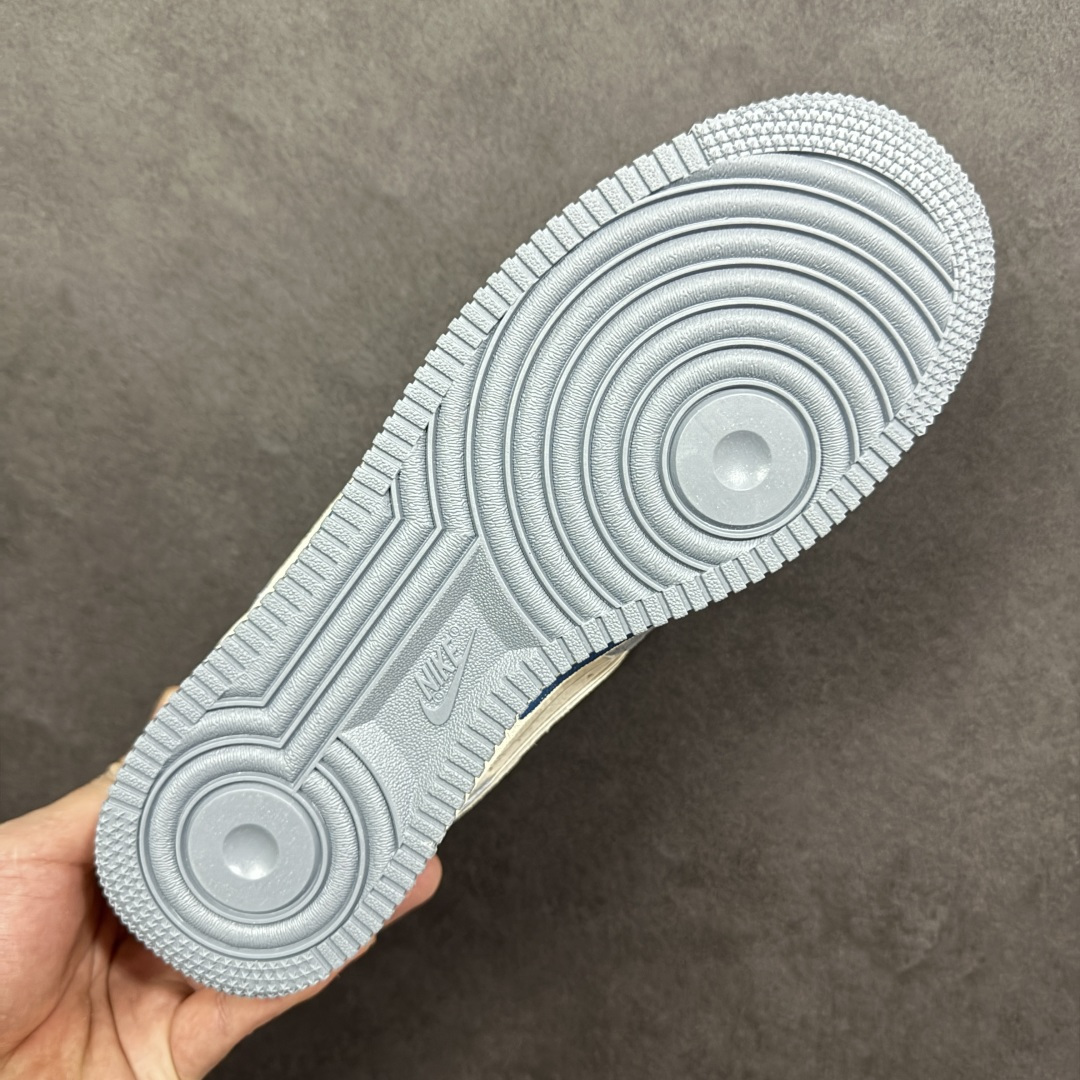 图片[9]-【定制版】手绘涂鸦“情绪速写”Nike Air Force 1 “Emotional Sketch”空军一号定制板鞋 以雾灰为底、浅蓝作笔，这双 “情绪速写” 像把随性的手绘脚上。鞋身的笑脸涂鸦、“DEAD” 字样混着泼墨渍迹，是青春情绪的直白速写；鞋带处的卡通挂坠又添了几分反差萌，中底的 “AIR” 标识与 “YOU INSPIRED US” 字样，让随性里藏着细碎的温柔 货号：CD1212-111 尺码： 36 36.5 37.5 38 38.5 39 40 40.5 41 42 42.5 43 44 44.5 45 编码：HXSA310320-选品中心