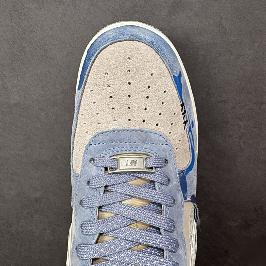 图片[8]-【定制版】手绘涂鸦“情绪速写”Nike Air Force 1 “Emotional Sketch”空军一号定制板鞋 以雾灰为底、浅蓝作笔，这双 “情绪速写” 像把随性的手绘脚上。鞋身的笑脸涂鸦、“DEAD” 字样混着泼墨渍迹，是青春情绪的直白速写；鞋带处的卡通挂坠又添了几分反差萌，中底的 “AIR” 标识与 “YOU INSPIRED US” 字样，让随性里藏着细碎的温柔 货号：CD1212-111 尺码： 36 36.5 37.5 38 38.5 39 40 40.5 41 42 42.5 43 44 44.5 45 编码：HXSA310320-选品中心