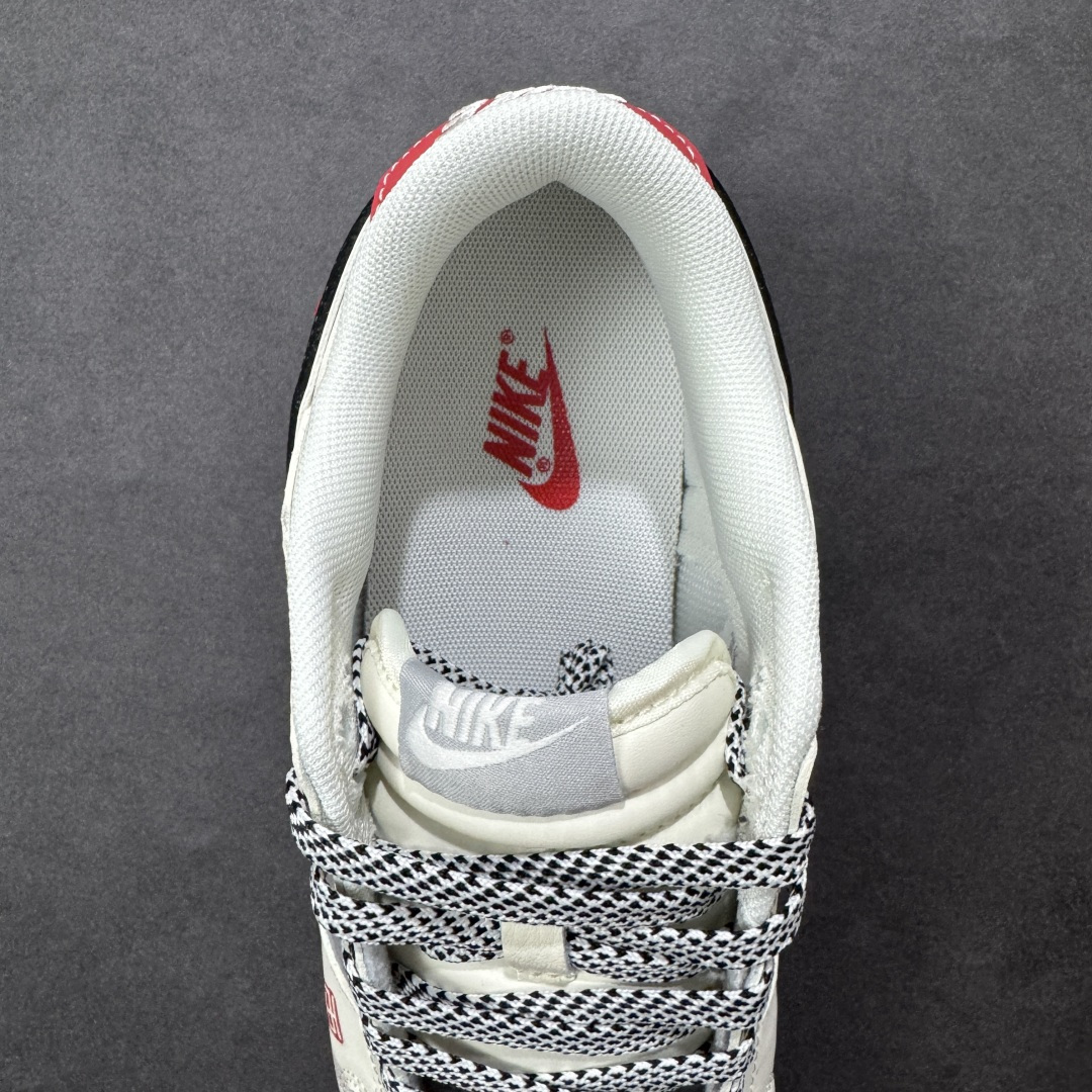 图片[7]-【定制版】马年国风新宠｜Nike Dunk Low丙午限定款，把祥瑞穿在脚下！当Nike Dunk Low的经典滑板鞋型邂逅2026丙午马年的国风巧思，这双YX5066-404限定款直接成为新年穿搭的“吸睛王”。米白与浅灰的磨砂皮革拼接，奠定了温柔又高级的基调，鞋身晕染的水墨骏马纹理，将东方写意的韵味融入街头潮流；黑色Swoosh搭配红色细节点缀，再加上鞋侧的生肖马吊坠、红色印章图案，每一处设计都藏着马年的祥瑞寓意，让国风与潮牌的融合恰到好处。作为Dunk Low的经典款，扎实的橡胶中底搭配防滑纹路，不仅脚感舒适，还能轻松适配日常出街与滑板运动；黑白格纹鞋带的细节设计，更是为整体造型增添了街头层次感。这双融合了生肖文化与滑板潮流的限定款，既是马年的纪念收藏之选，也是潮人打造国风穿搭的宝藏单品，新年想穿出不一样的格调，选它准没错！ 尺码：36-45-选品中心