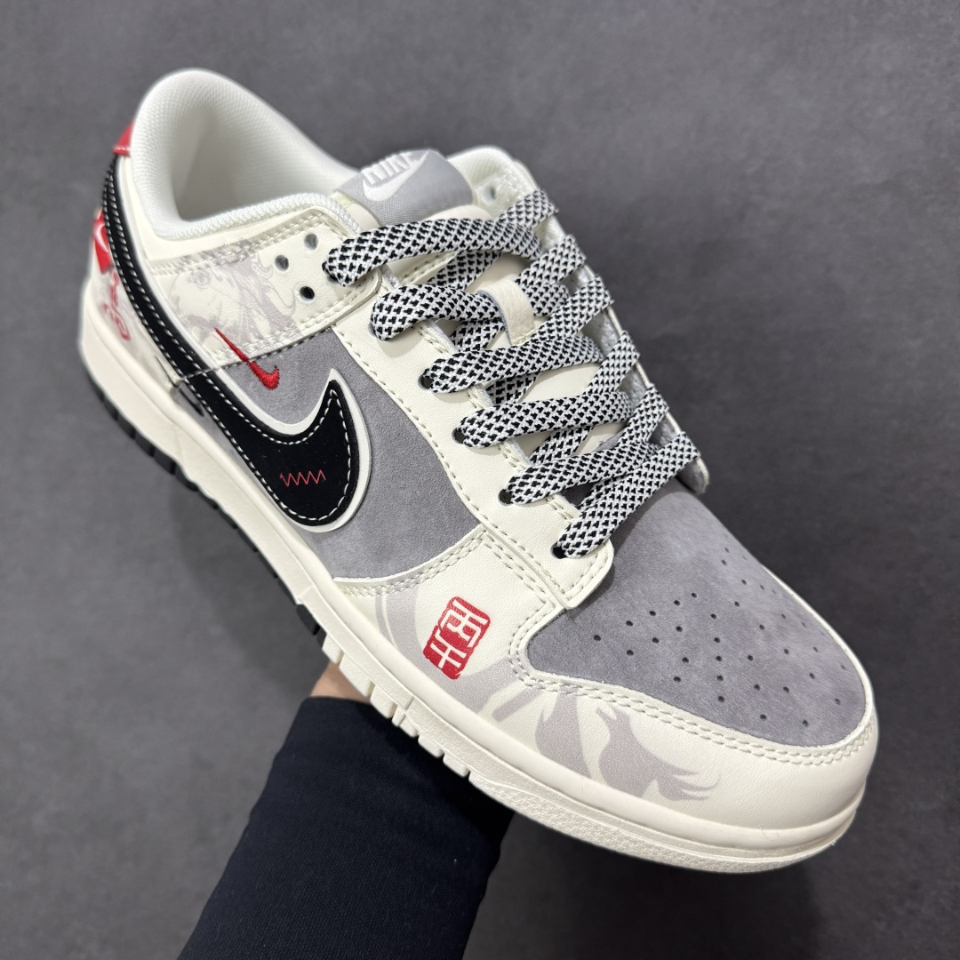 图片[3]-【定制版】马年国风新宠｜Nike Dunk Low丙午限定款，把祥瑞穿在脚下！当Nike Dunk Low的经典滑板鞋型邂逅2026丙午马年的国风巧思，这双YX5066-404限定款直接成为新年穿搭的“吸睛王”。米白与浅灰的磨砂皮革拼接，奠定了温柔又高级的基调，鞋身晕染的水墨骏马纹理，将东方写意的韵味融入街头潮流；黑色Swoosh搭配红色细节点缀，再加上鞋侧的生肖马吊坠、红色印章图案，每一处设计都藏着马年的祥瑞寓意，让国风与潮牌的融合恰到好处。作为Dunk Low的经典款，扎实的橡胶中底搭配防滑纹路，不仅脚感舒适，还能轻松适配日常出街与滑板运动；黑白格纹鞋带的细节设计，更是为整体造型增添了街头层次感。这双融合了生肖文化与滑板潮流的限定款，既是马年的纪念收藏之选，也是潮人打造国风穿搭的宝藏单品，新年想穿出不一样的格调，选它准没错！ 尺码：36-45-选品中心