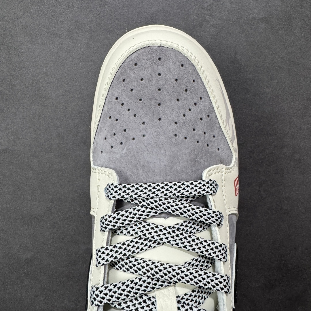 图片[8]-【定制版】马年国风新宠｜Nike Dunk Low丙午限定款，把祥瑞穿在脚下！当Nike Dunk Low的经典滑板鞋型邂逅2026丙午马年的国风巧思，这双YX5066-404限定款直接成为新年穿搭的“吸睛王”。米白与浅灰的磨砂皮革拼接，奠定了温柔又高级的基调，鞋身晕染的水墨骏马纹理，将东方写意的韵味融入街头潮流；黑色Swoosh搭配红色细节点缀，再加上鞋侧的生肖马吊坠、红色印章图案，每一处设计都藏着马年的祥瑞寓意，让国风与潮牌的融合恰到好处。作为Dunk Low的经典款，扎实的橡胶中底搭配防滑纹路，不仅脚感舒适，还能轻松适配日常出街与滑板运动；黑白格纹鞋带的细节设计，更是为整体造型增添了街头层次感。这双融合了生肖文化与滑板潮流的限定款，既是马年的纪念收藏之选，也是潮人打造国风穿搭的宝藏单品，新年想穿出不一样的格调，选它准没错！ 尺码：36-45-选品中心