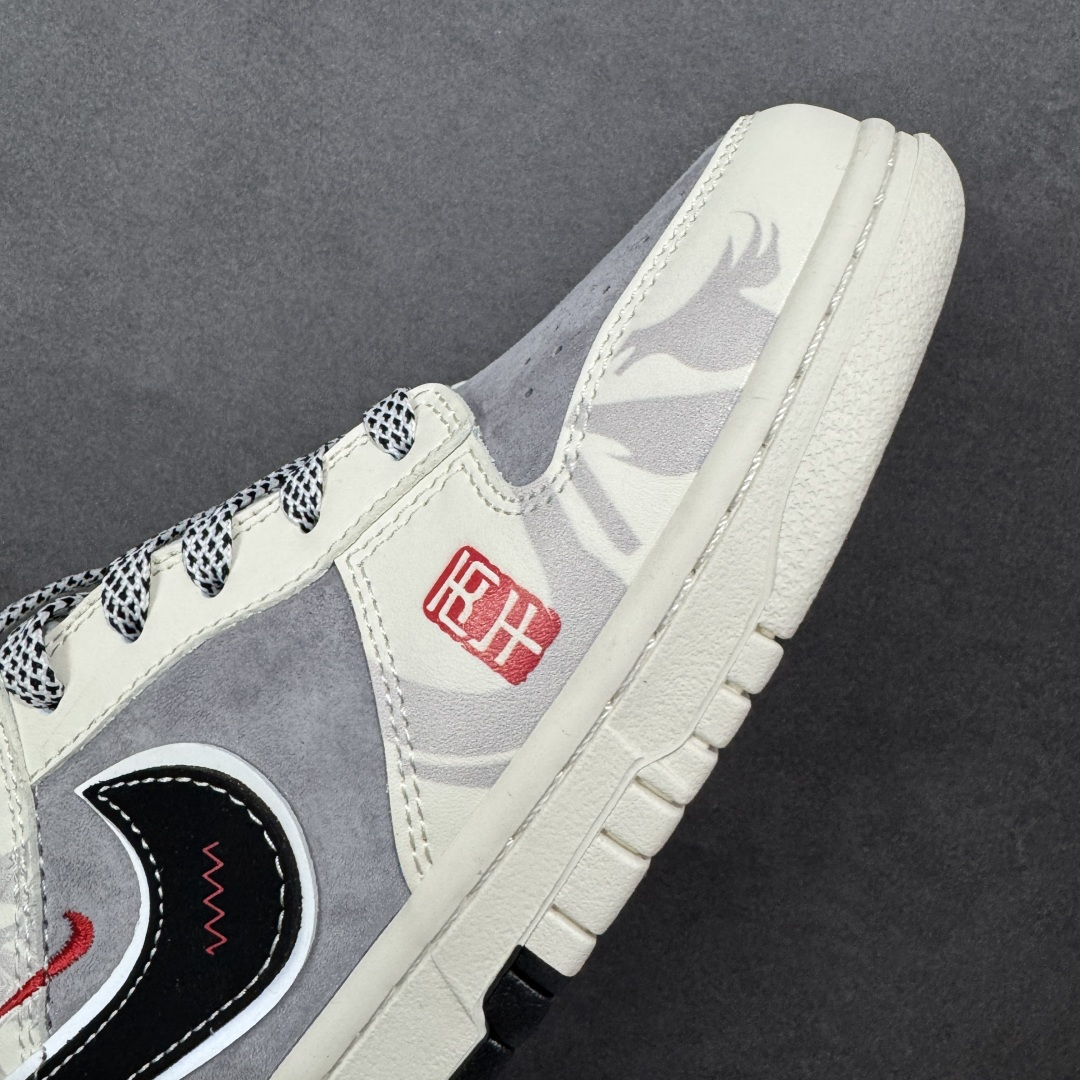图片[5]-【定制版】马年国风新宠｜Nike Dunk Low丙午限定款，把祥瑞穿在脚下！当Nike Dunk Low的经典滑板鞋型邂逅2026丙午马年的国风巧思，这双YX5066-404限定款直接成为新年穿搭的“吸睛王”。米白与浅灰的磨砂皮革拼接，奠定了温柔又高级的基调，鞋身晕染的水墨骏马纹理，将东方写意的韵味融入街头潮流；黑色Swoosh搭配红色细节点缀，再加上鞋侧的生肖马吊坠、红色印章图案，每一处设计都藏着马年的祥瑞寓意，让国风与潮牌的融合恰到好处。作为Dunk Low的经典款，扎实的橡胶中底搭配防滑纹路，不仅脚感舒适，还能轻松适配日常出街与滑板运动；黑白格纹鞋带的细节设计，更是为整体造型增添了街头层次感。这双融合了生肖文化与滑板潮流的限定款，既是马年的纪念收藏之选，也是潮人打造国风穿搭的宝藏单品，新年想穿出不一样的格调，选它准没错！ 尺码：36-45-选品中心