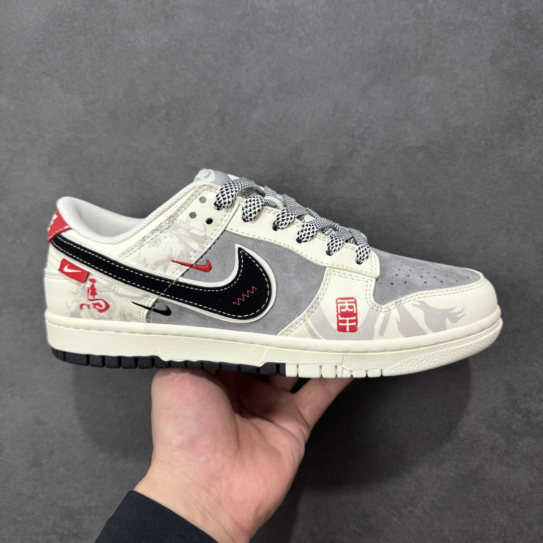 【定制版】马年国风新宠|Nike Dunk Low丙午限定款,把祥瑞穿在脚下!当Nike Dunk Low的经典滑板鞋型邂逅2026丙午马年的国风巧思,这双YX5066-404限定款直接成为新年穿搭的“吸睛王”。米白与浅灰的磨砂皮革拼接,奠定了温柔又高级的基调,鞋身晕染的水墨骏马纹理,将东方写意的韵味融入街头潮流;黑色Swoosh搭配红色细节点缀,再加上鞋侧的生肖马吊坠、红色印章图案,每一处设计都藏着马年的祥瑞寓意,让国风与潮牌的融合恰到好处。作为Dunk Low的经典款,扎实的橡胶中底搭配防滑纹路,不仅脚感舒适,还能轻松适配日常出街与滑板运动;黑白格纹鞋带的细节设计,更是为整体造型增添了街头层次感。这双融合了生肖文化与滑板潮流的限定款,既是马年的纪念收藏之选,也是潮人打造国风穿搭的宝藏单品,新年想穿出不一样的格调,选它准没错! 尺码:36-45-选品中心