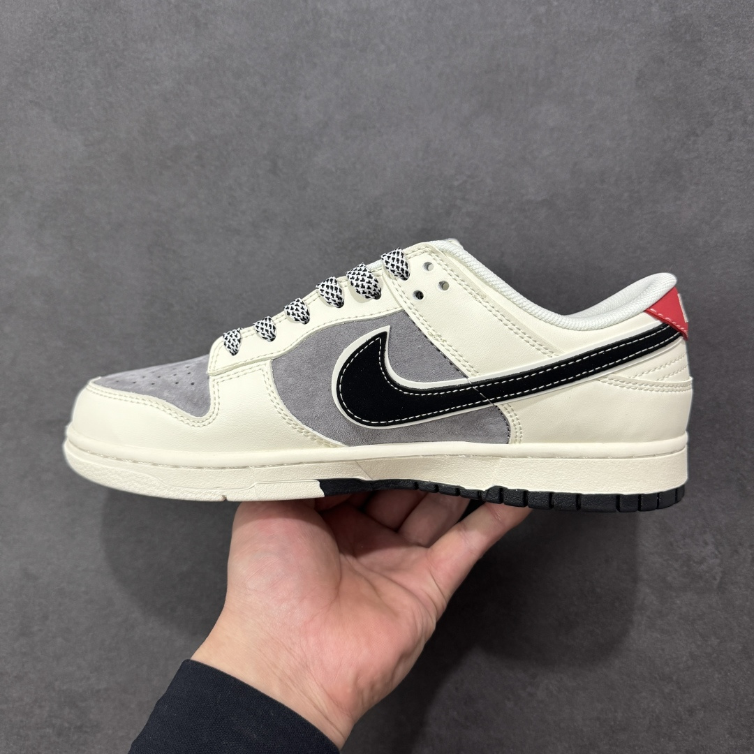 图片[2]-【定制版】马年国风新宠｜Nike Dunk Low丙午限定款，把祥瑞穿在脚下！当Nike Dunk Low的经典滑板鞋型邂逅2026丙午马年的国风巧思，这双YX5066-404限定款直接成为新年穿搭的“吸睛王”。米白与浅灰的磨砂皮革拼接，奠定了温柔又高级的基调，鞋身晕染的水墨骏马纹理，将东方写意的韵味融入街头潮流；黑色Swoosh搭配红色细节点缀，再加上鞋侧的生肖马吊坠、红色印章图案，每一处设计都藏着马年的祥瑞寓意，让国风与潮牌的融合恰到好处。作为Dunk Low的经典款，扎实的橡胶中底搭配防滑纹路，不仅脚感舒适，还能轻松适配日常出街与滑板运动；黑白格纹鞋带的细节设计，更是为整体造型增添了街头层次感。这双融合了生肖文化与滑板潮流的限定款，既是马年的纪念收藏之选，也是潮人打造国风穿搭的宝藏单品，新年想穿出不一样的格调，选它准没错！ 尺码：36-45-选品中心