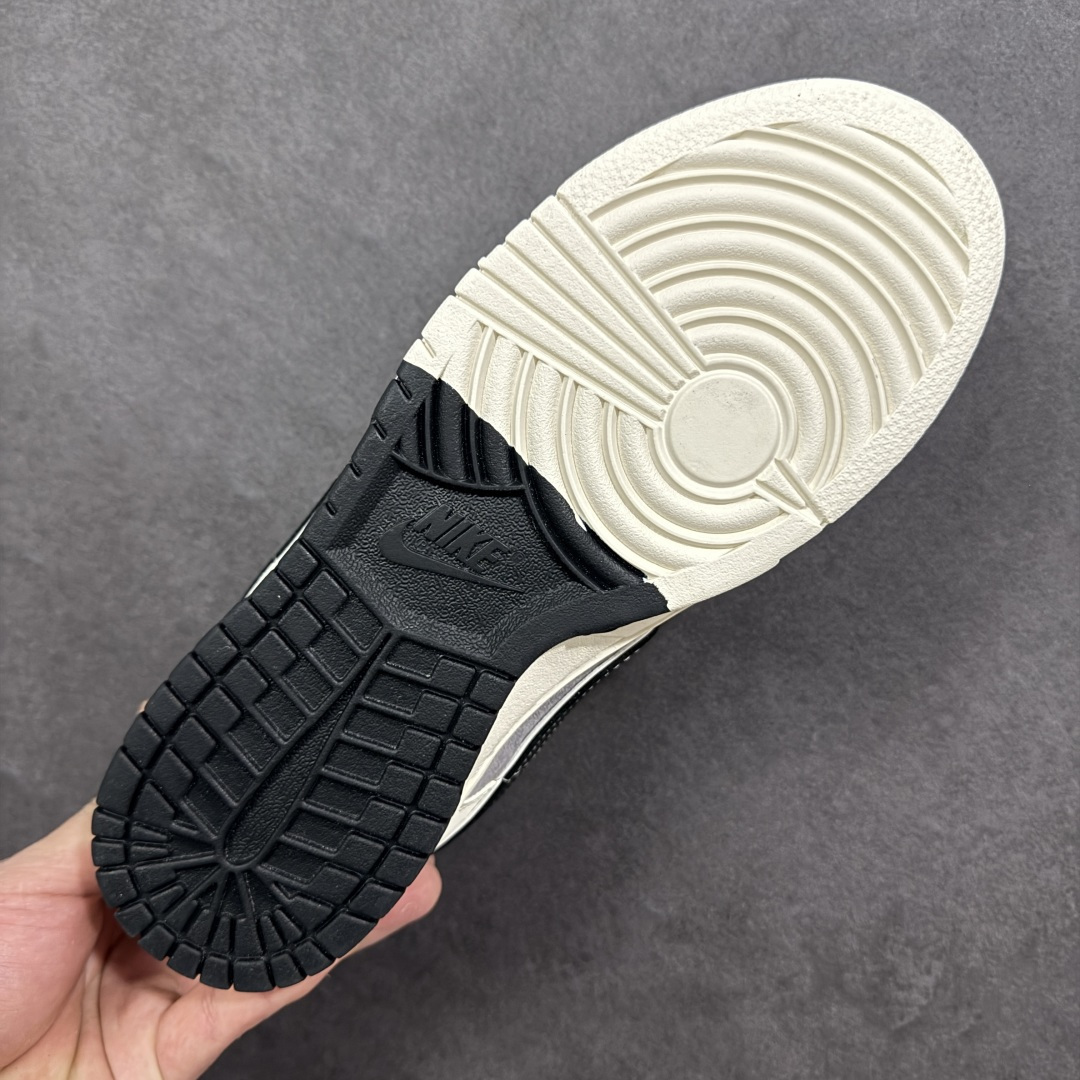 图片[9]-【定制版】马年国风新宠｜Nike Dunk Low丙午限定款，把祥瑞穿在脚下！当Nike Dunk Low的经典滑板鞋型邂逅2026丙午马年的国风巧思，这双YX5066-404限定款直接成为新年穿搭的“吸睛王”。米白与浅灰的磨砂皮革拼接，奠定了温柔又高级的基调，鞋身晕染的水墨骏马纹理，将东方写意的韵味融入街头潮流；黑色Swoosh搭配红色细节点缀，再加上鞋侧的生肖马吊坠、红色印章图案，每一处设计都藏着马年的祥瑞寓意，让国风与潮牌的融合恰到好处。作为Dunk Low的经典款，扎实的橡胶中底搭配防滑纹路，不仅脚感舒适，还能轻松适配日常出街与滑板运动；黑白格纹鞋带的细节设计，更是为整体造型增添了街头层次感。这双融合了生肖文化与滑板潮流的限定款，既是马年的纪念收藏之选，也是潮人打造国风穿搭的宝藏单品，新年想穿出不一样的格调，选它准没错！ 尺码：36-45-选品中心