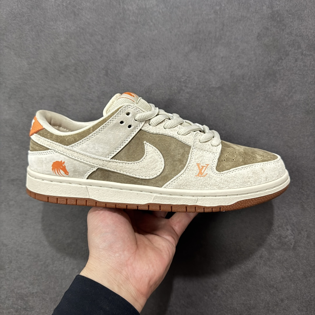 【定制版】Nike SB Dunk Low“马年限定——米灰褐橙” 高端定制 低帮休闲板鞋 定制鞋盒 大厂纯原品质出货 超高清洁度 皮料切割干净无任何毛边 细节完美 货号:AJ6817-001 尺码:36 36.5 37.5 38 38.5 39 40 40.5 41 42 42.5 43 44 44.5 45-选品中心