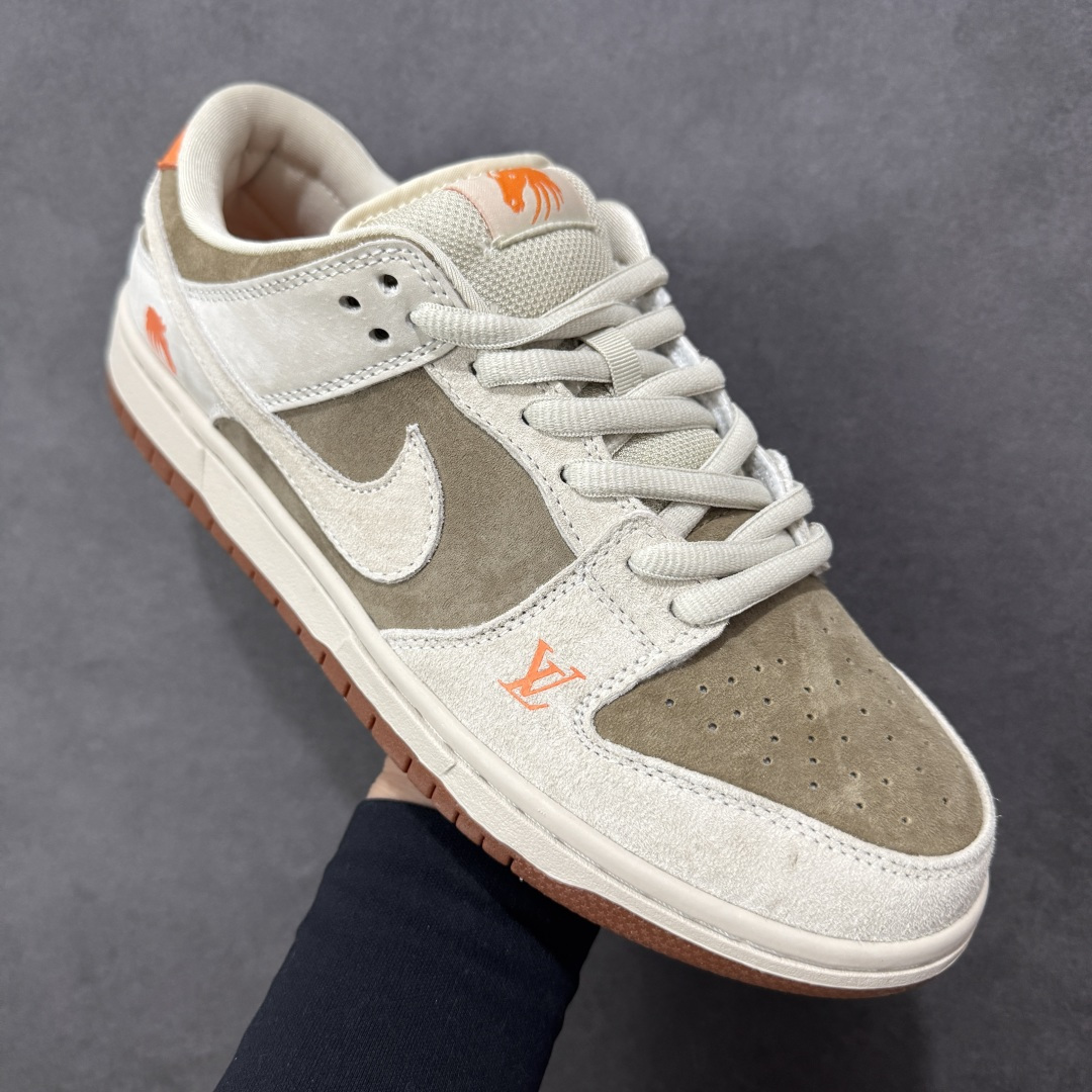 图片[3]-【定制版】Nike SB Dunk Low“马年限定——米灰褐橙” 高端定制 低帮休闲板鞋 定制鞋盒 大厂纯原品质出货 超高清洁度 皮料切割干净无任何毛边 细节完美 货号：AJ6817-001 尺码：36 36.5 37.5 38 38.5 39 40 40.5 41 42 42.5 43 44 44.5 45-选品中心