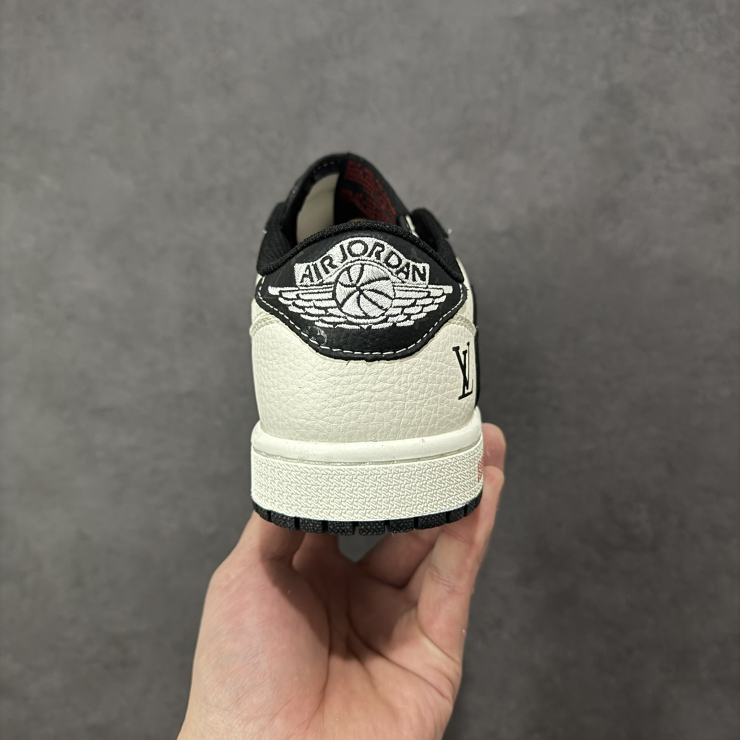 图片[4]-【定制版】Travis Scott x Fragment Design x Jordan Air Jordan 1 Low OG SP “路易威登联名——白黑压纹” LV立体压花 高端定制 倒钩三方联名低帮篮球鞋 #定制鞋盒 大厂纯原品质出货 超高清洁度 皮料切割干净无任何毛边 细节完美 货号：DZ2688-008 尺码： 36 36.5 37.5 38 38.5 39 40 40.5 41 42 42.5 43 44 44.5 45-选品中心