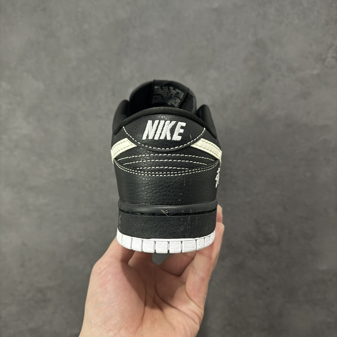 图片[4]-【定制版】SB Dunk Low 街头潮魂炸场！这双Stussy斯图西联名Dunk直接封神！经典SB Dunk Low黑武士鞋型搭配奶白勾子撞色，瞬间解锁高阶街头感，鞋身Stussy手写体标识+金属吊坠拉满细节质感，专属编号敲定稀缺属性。头层牛皮材质兼顾脚感与耐穿度，小众定制款彻底告别撞款，不管是滑板出街还是潮圈收藏，都是硬核玩家的必入款！ 货号：MN1688-111 尺码：36 36.5 37.5 38 38.5 39 40 40.5 41 42 42.5 43 44 44.5 45-选品中心