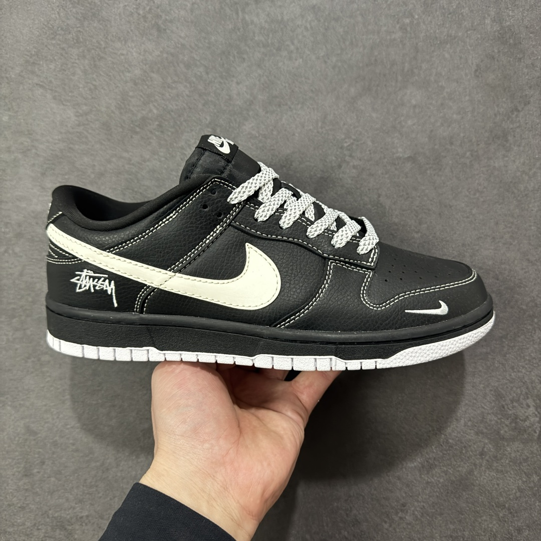 【定制版】SB Dunk Low 街头潮魂炸场!这双Stussy斯图西联名Dunk直接封神!经典SB Dunk Low黑武士鞋型搭配奶白勾子撞色,瞬间解锁高阶街头感,鞋身Stussy手写体标识+金属吊坠拉满细节质感,专属编号敲定稀缺属性。头层牛皮材质兼顾脚感与耐穿度,小众定制款彻底告别撞款,不管是滑板出街还是潮圈收藏,都是硬核玩家的必入款! 货号:MN1688-111 尺码:36 36.5 37.5 38 38.5 39 40 40.5 41 42 42.5 43 44 44.5 45-选品中心